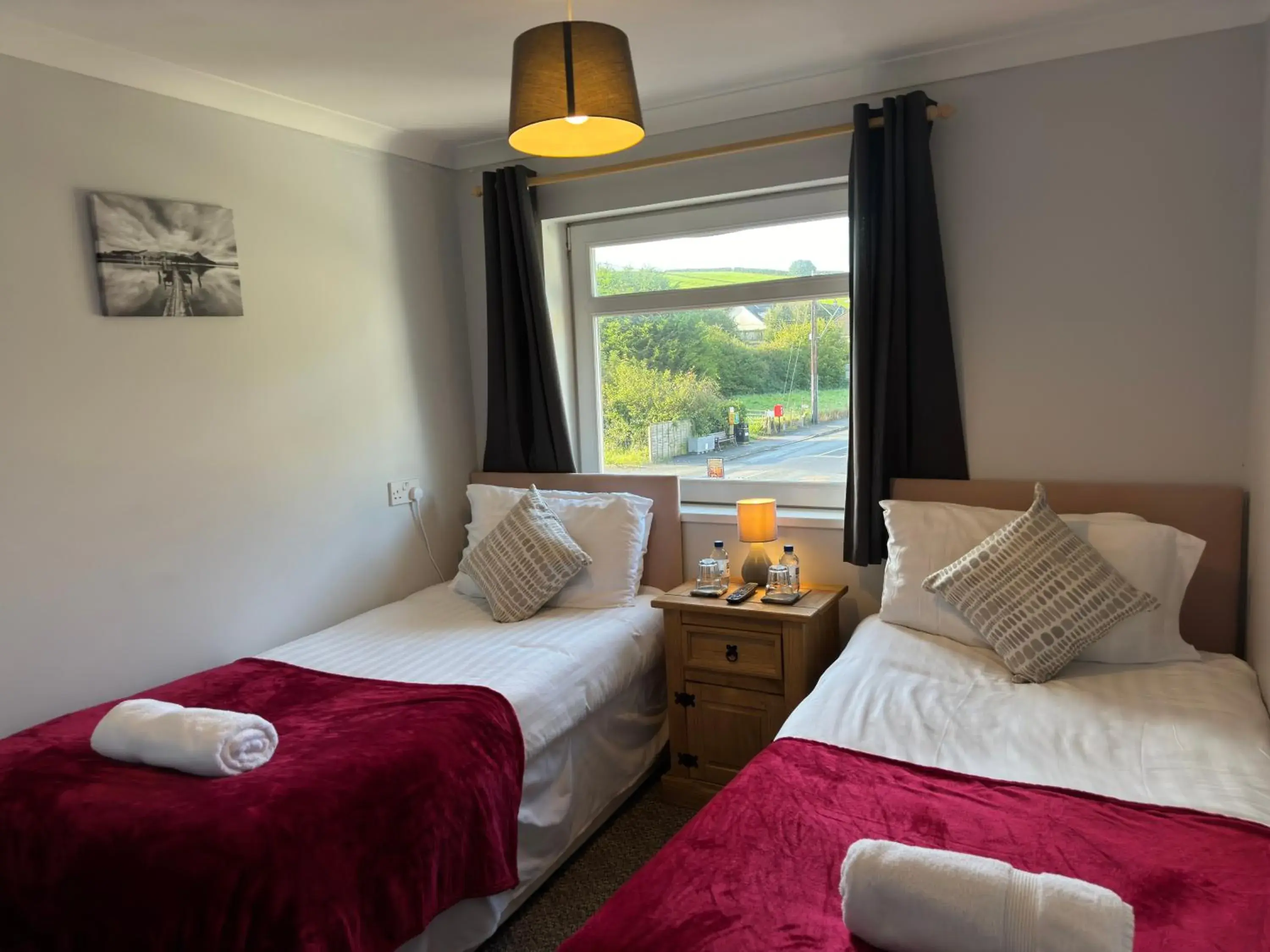 Room 2 - Twin room with private bathroom in The Carpenters Arms Rooms in Broadway, Laugharne Room 2 - Twin room with private bathroom in The Carpenters Arms Rooms in Broadway, Laugharne