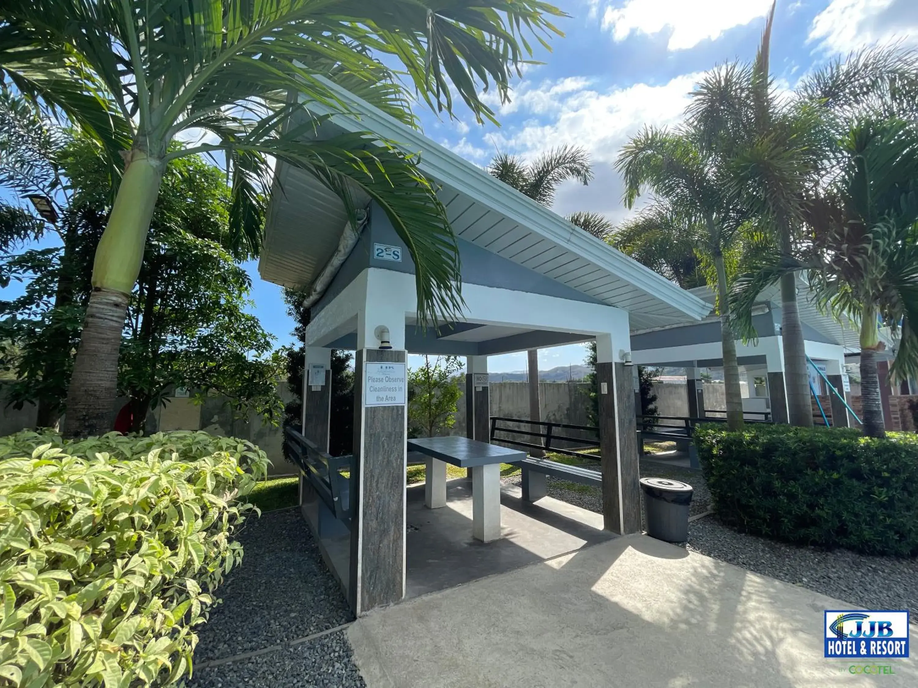 Seating area in JJB Aquafarm Resort by Cocotel Seating area in JJB Aquafarm Resort by Cocotel