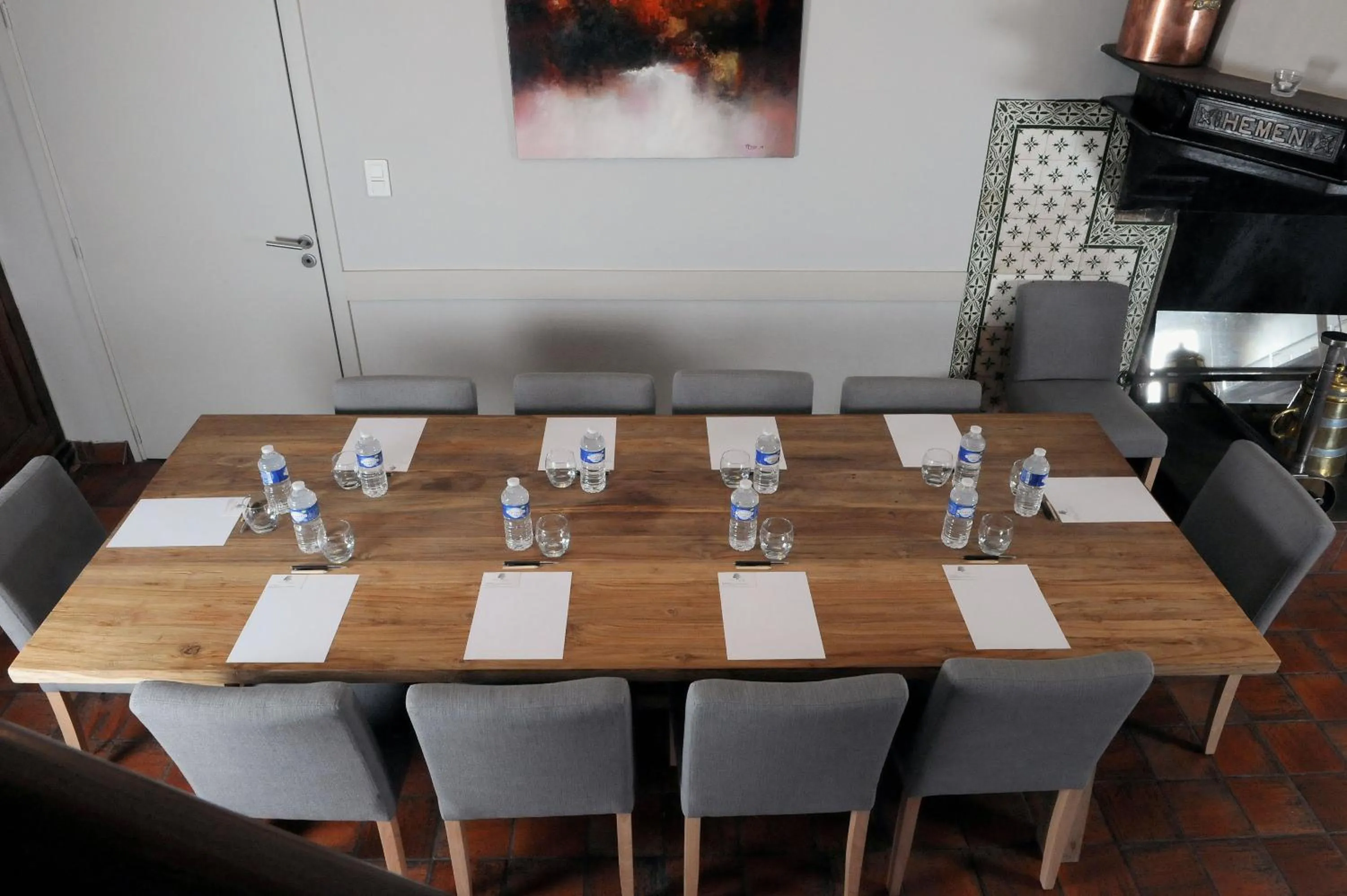 Seating area in Logis Hôtel du Chêne