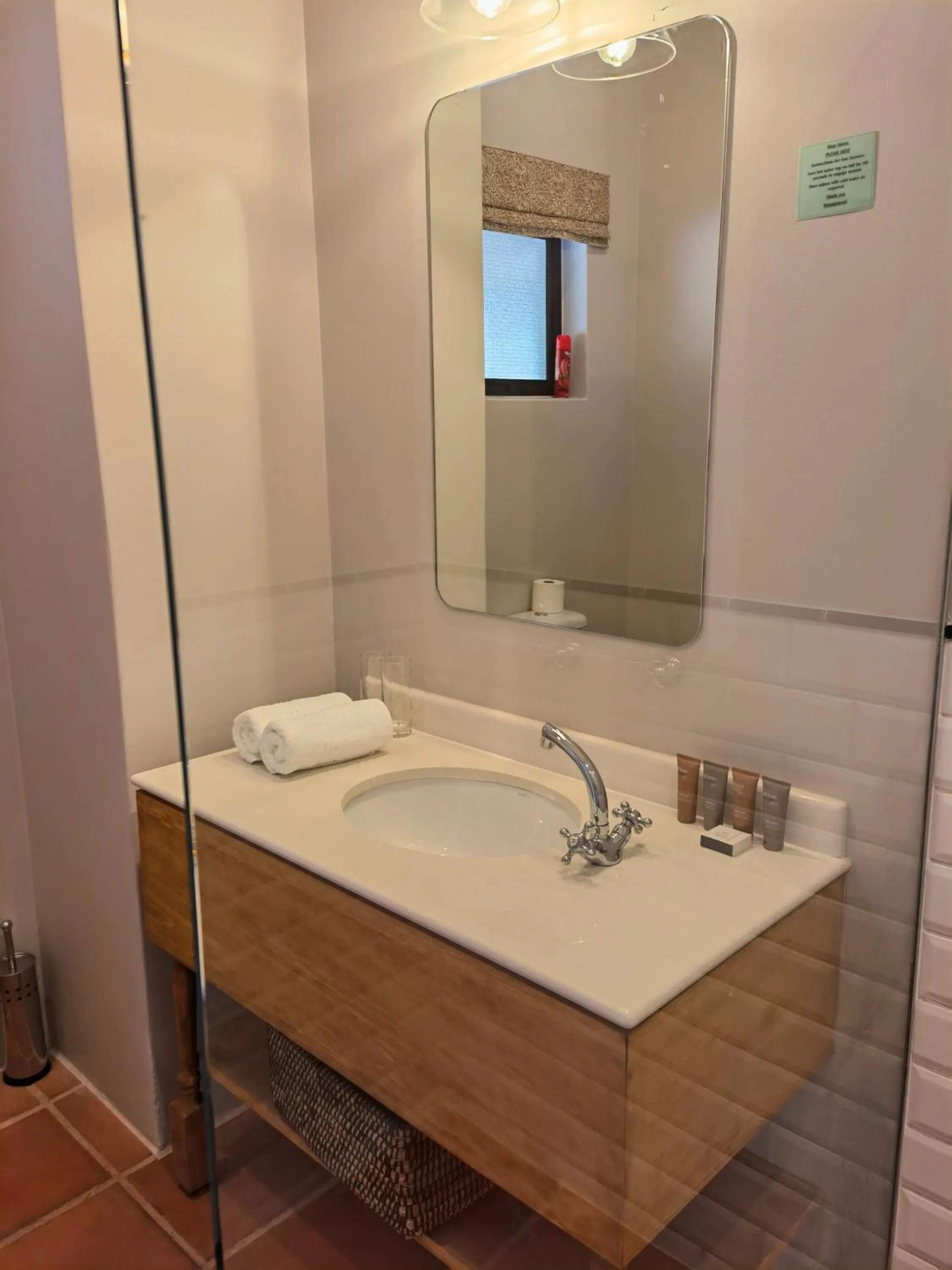 Bathroom in Avoca Vale Country Hotel