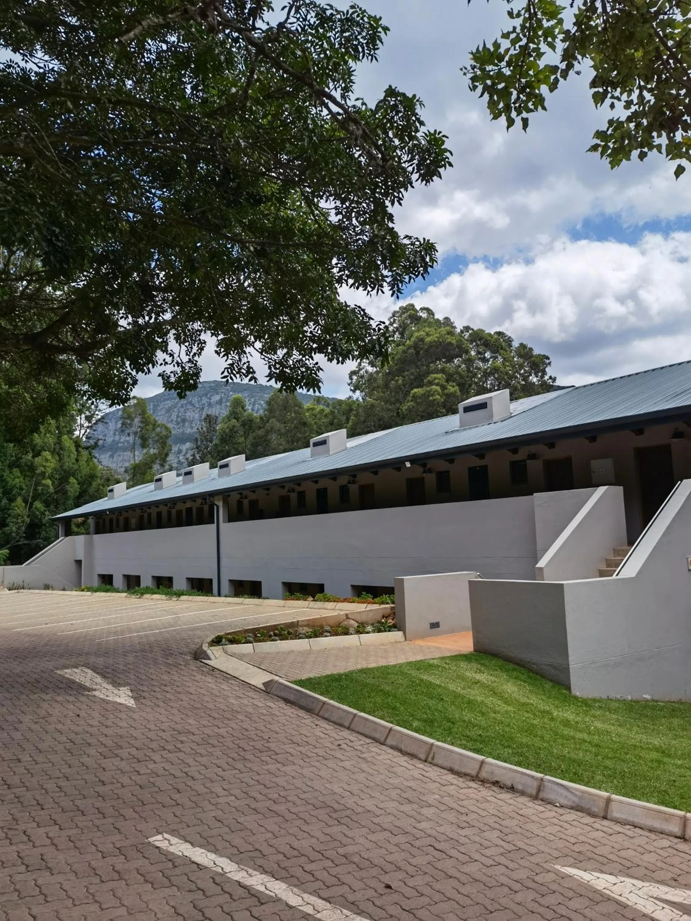 Property building in Avoca Vale Country Hotel