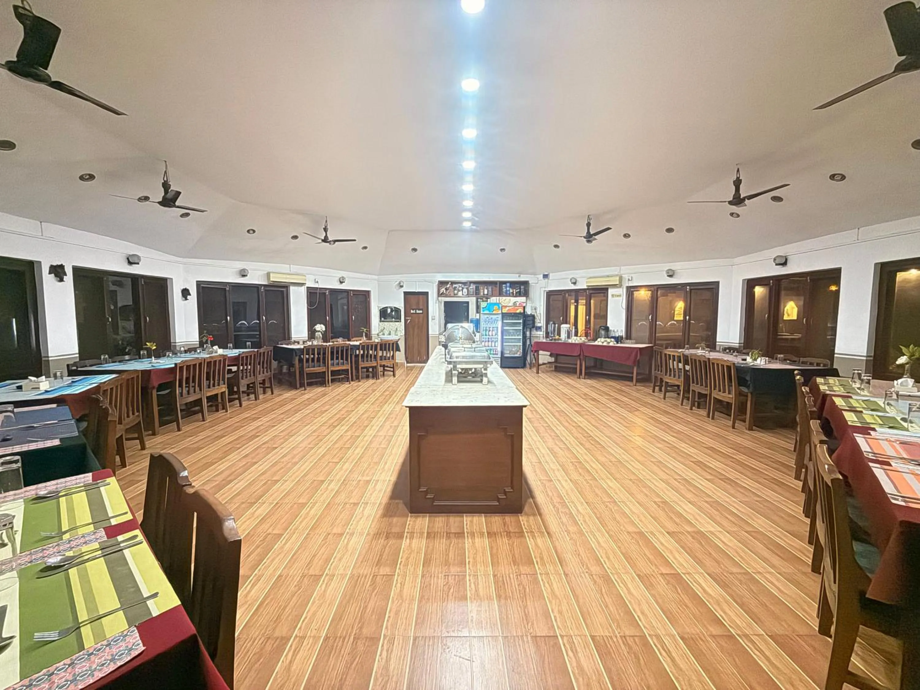 Restaurant/places to eat in Jungle Safari Resort