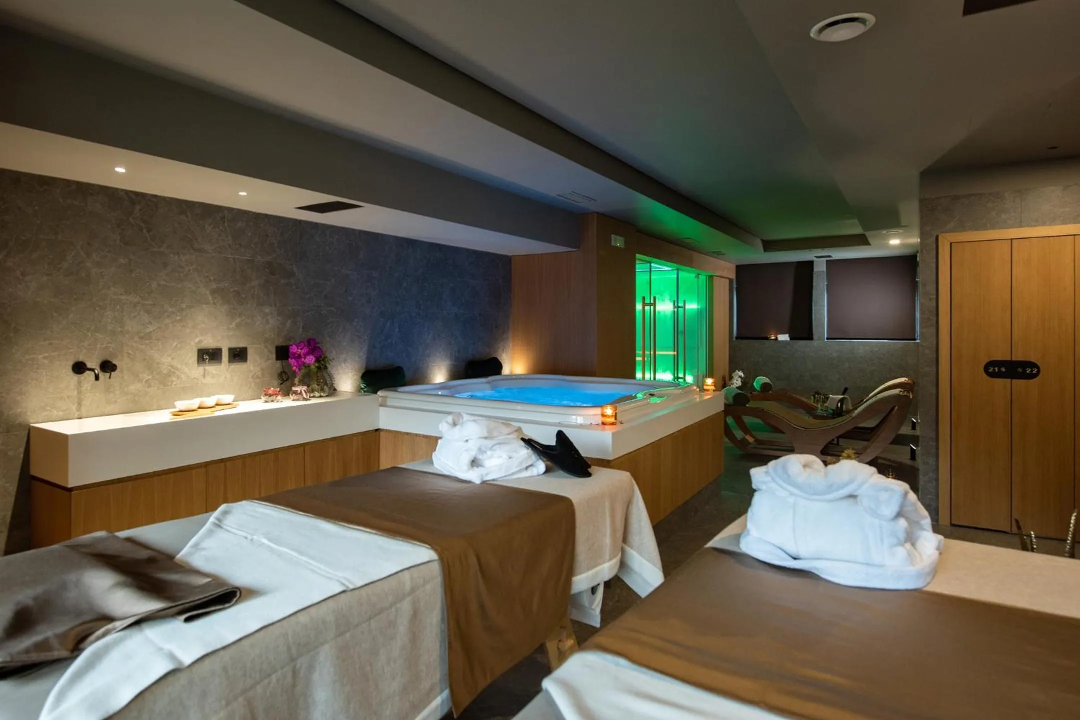 Massage, Bed in Gold Tower Lifestyle Hotel