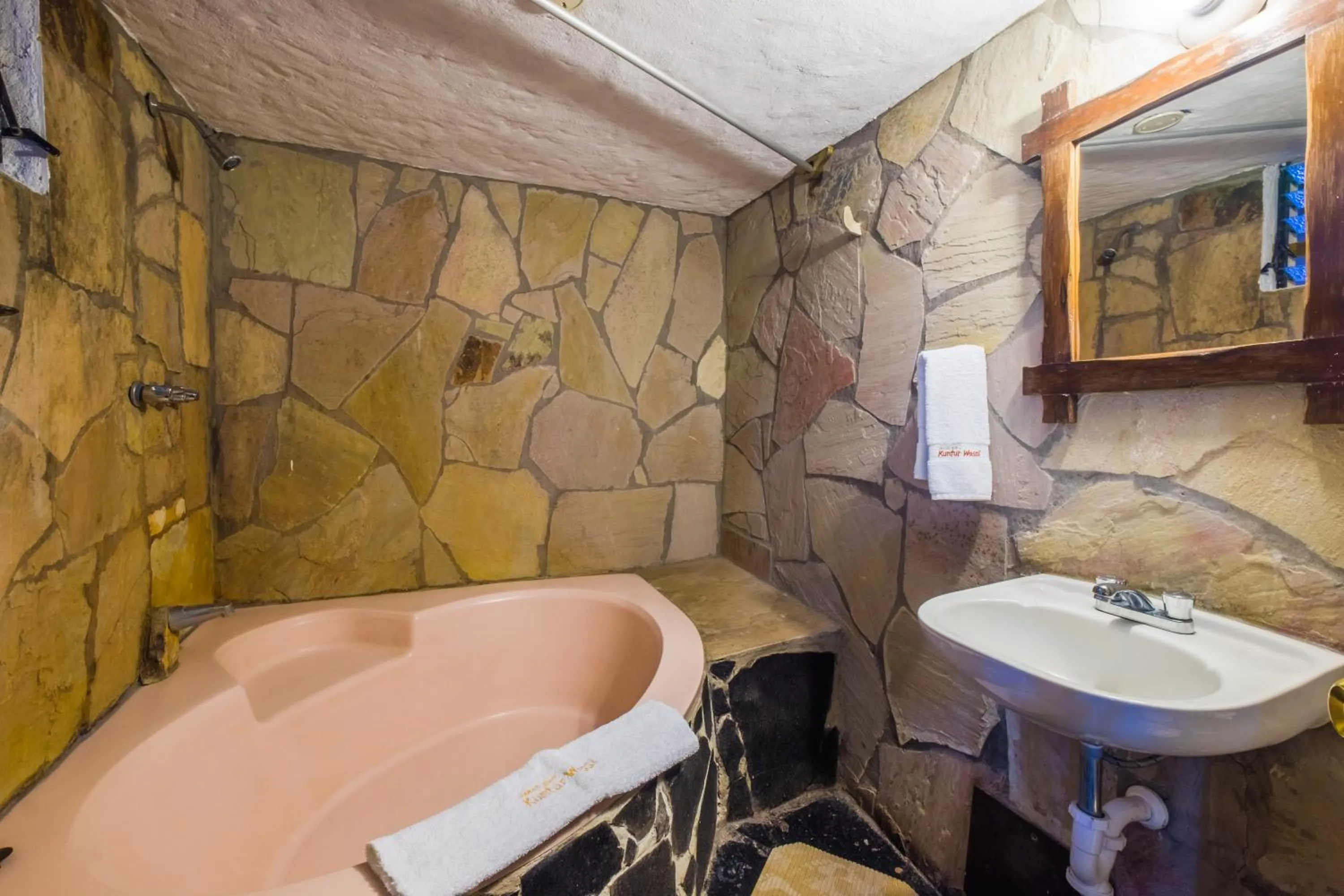 Bathroom in Hotel Kuntur Wassi