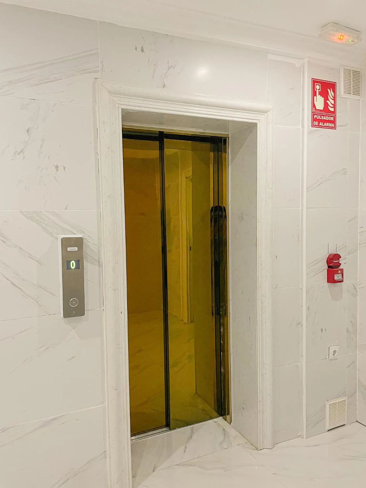 elevator in HOTEL AVIACIOn