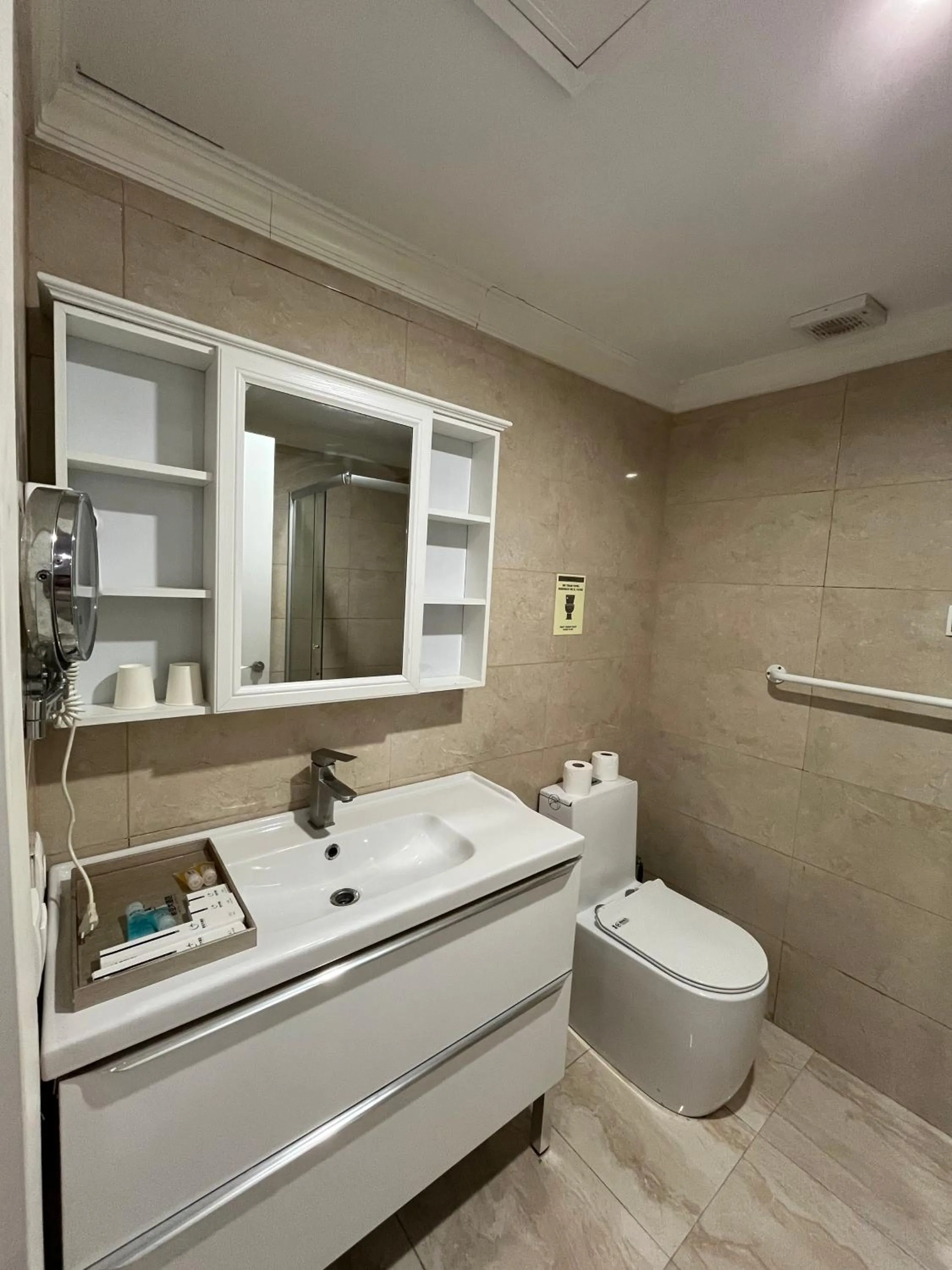 Toilet in HOTEL AVIACIOn