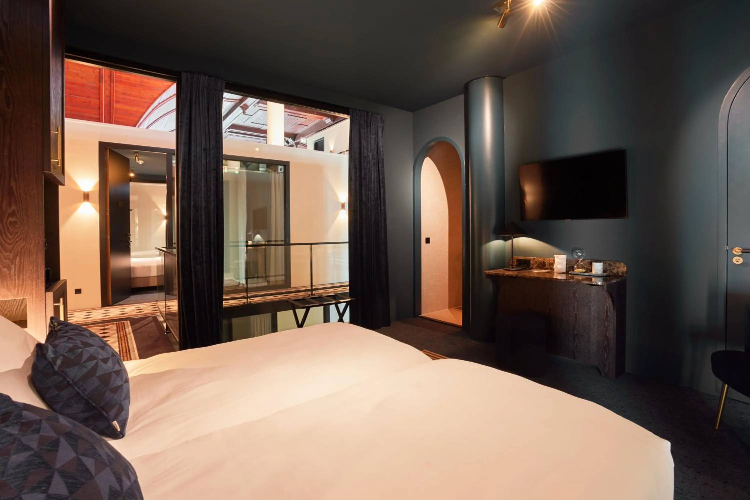 Photo of the whole room, Bed in Heavens Hotel