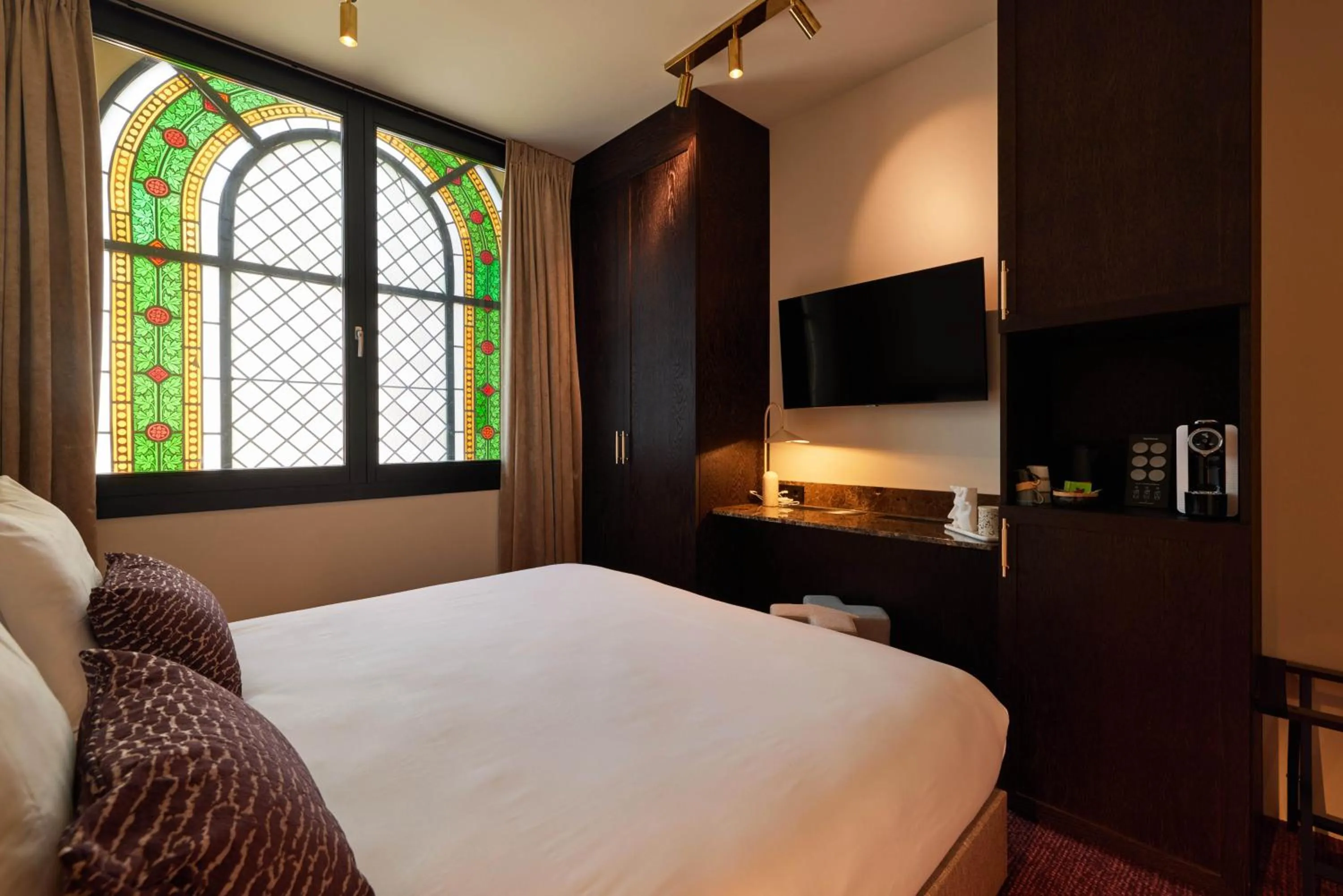 Photo of the whole room, Bed in Heavens Hotel