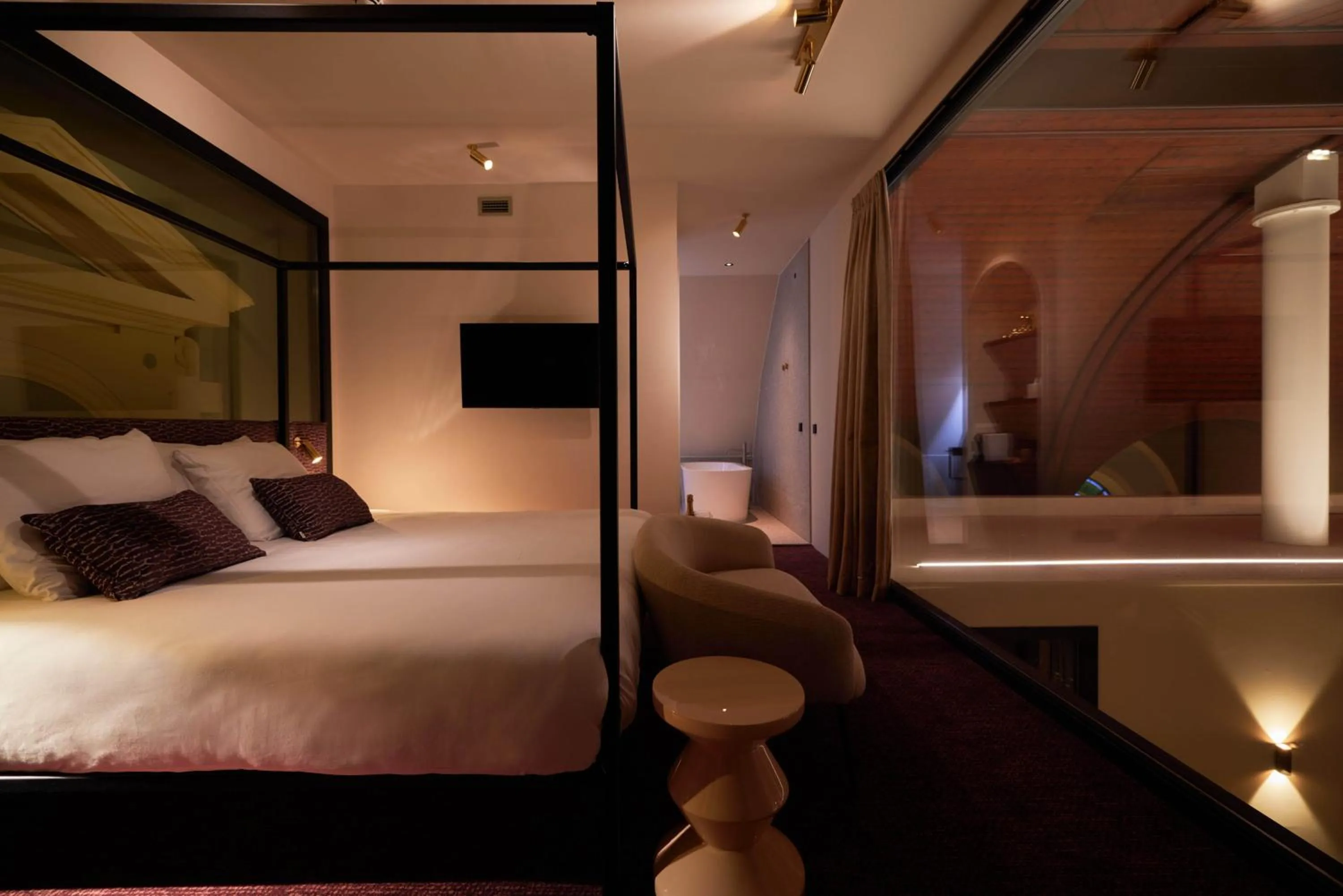 Photo of the whole room, Bed in Heavens Hotel