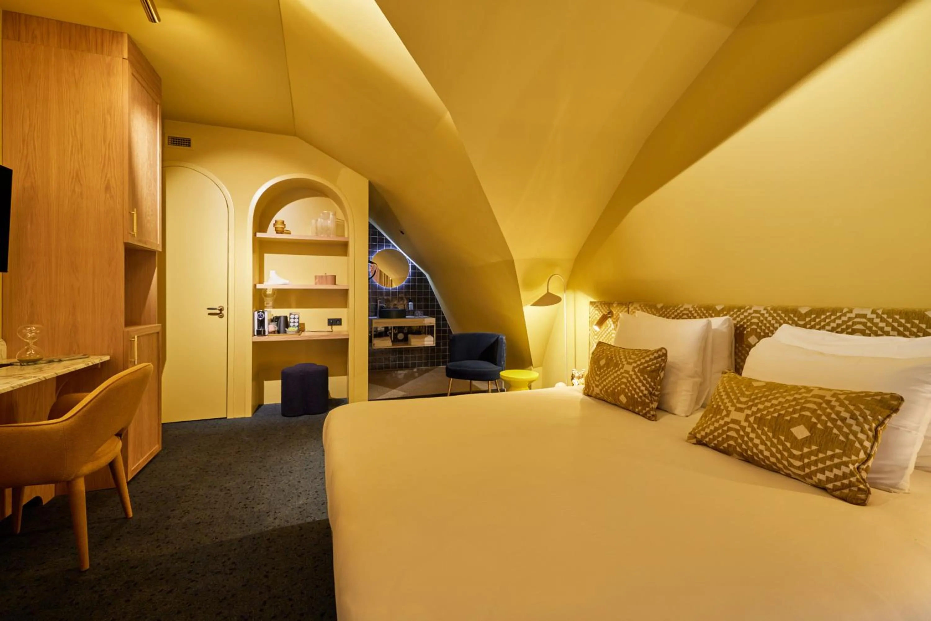 Photo of the whole room, Bed in Heavens Hotel