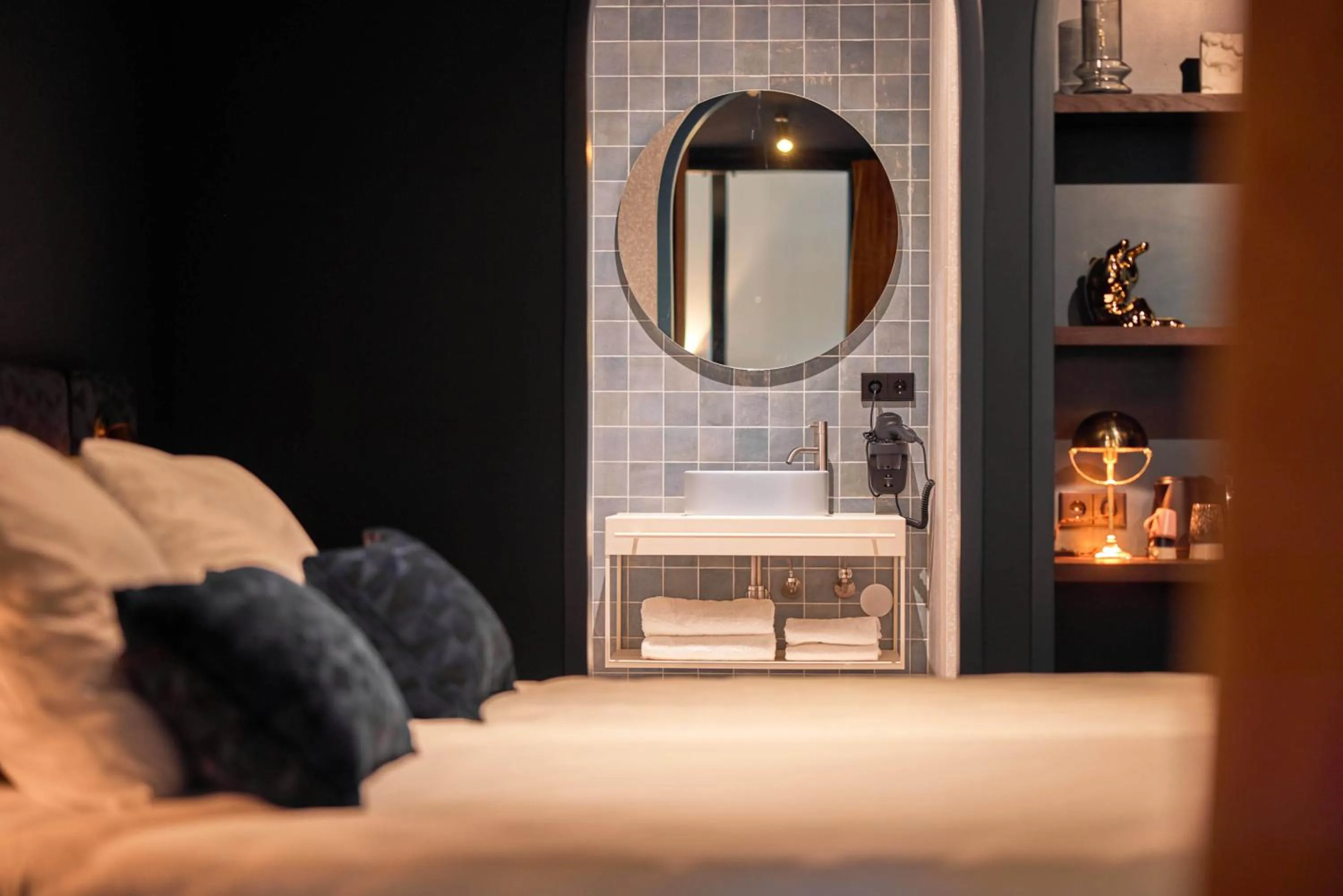 Bathroom, Bed in Heavens Hotel