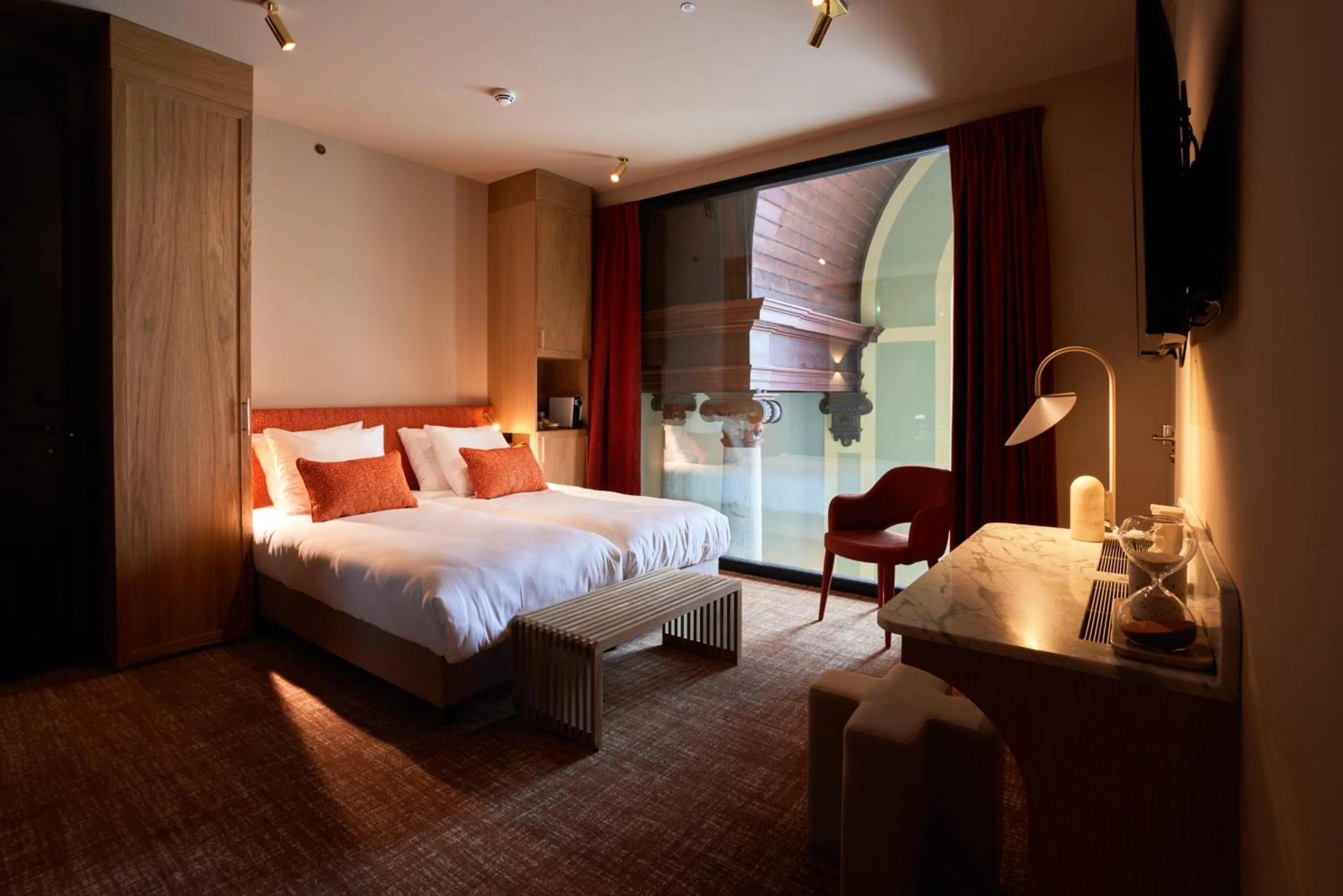 Photo of the whole room, Bed in Heavens Hotel