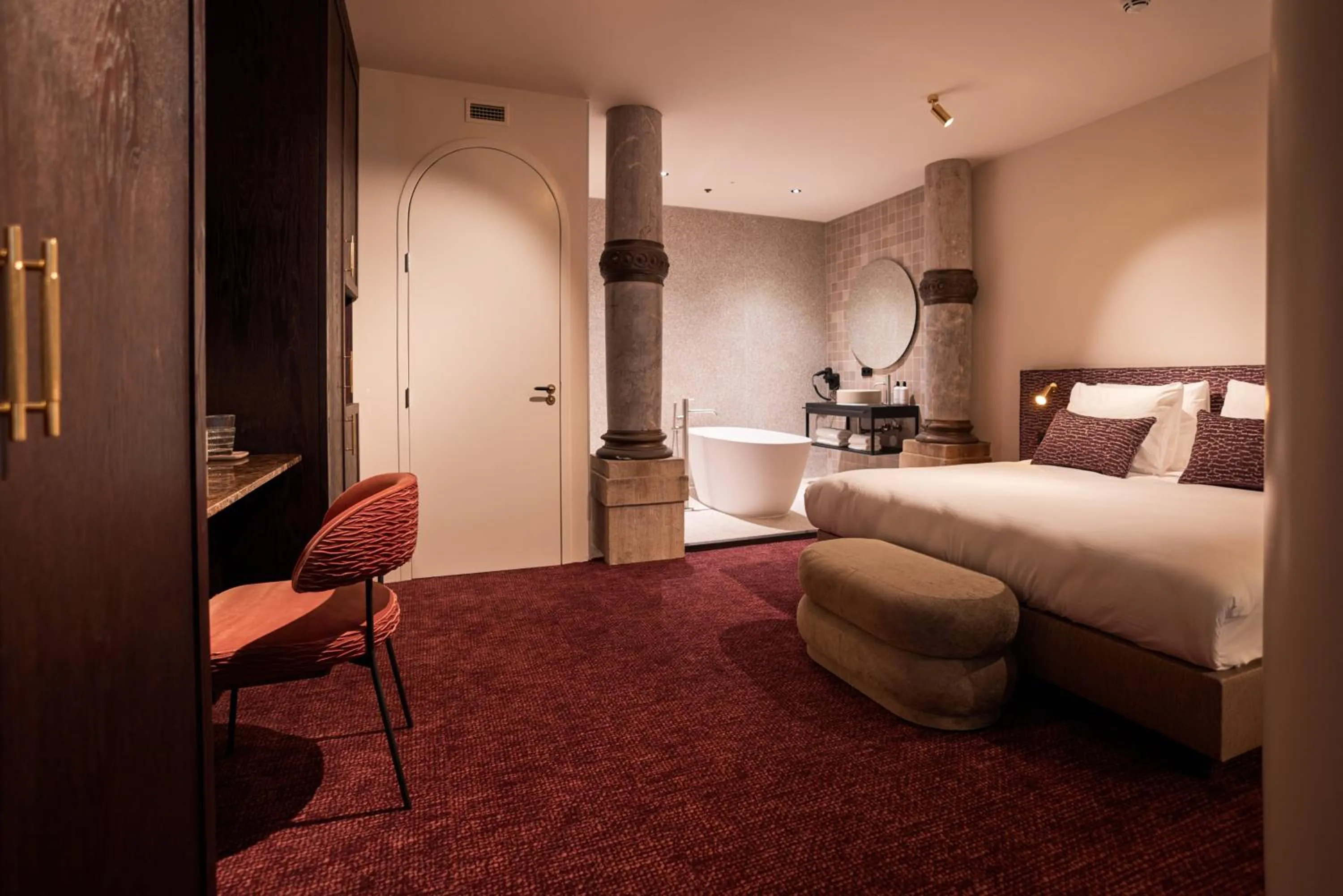 Photo of the whole room, Bed in Heavens Hotel