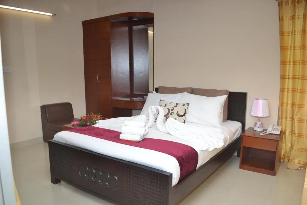 Photo of the whole room, Bed in Lighthouse Family Retreat