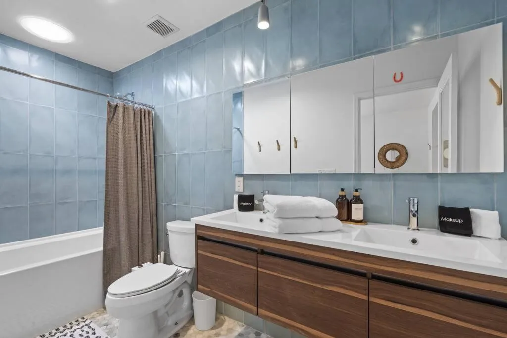 Mid-Century Stunner // Large Yard and Patio for Indoor/Outdoor Living