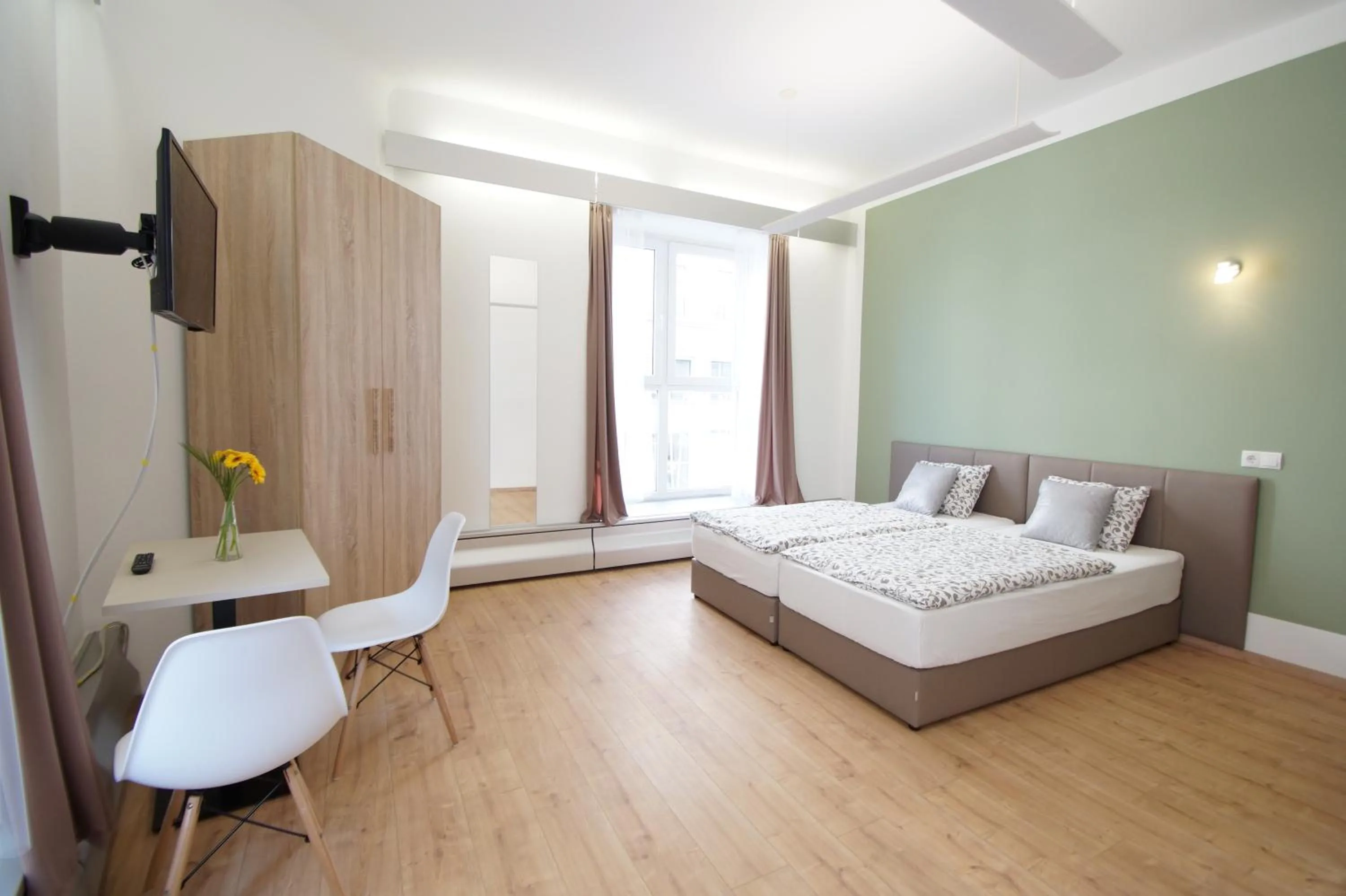 Bedroom, Bed in Dan In'n Out