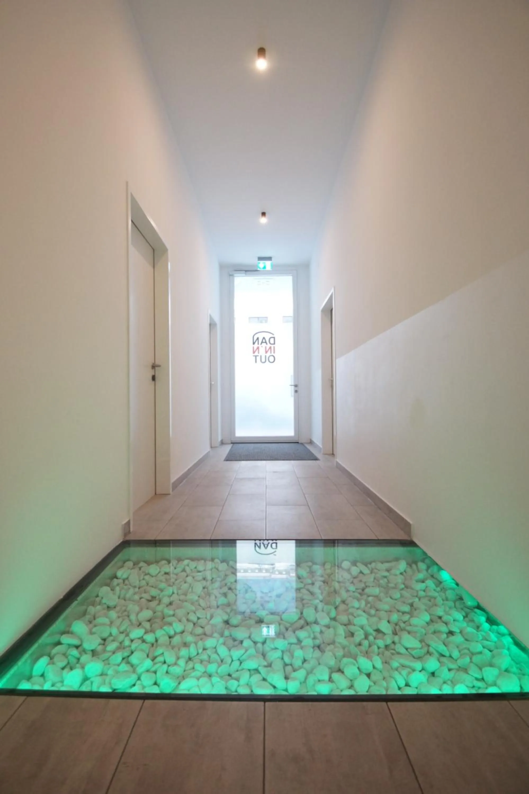 Facade/entrance in Dan In'n Out