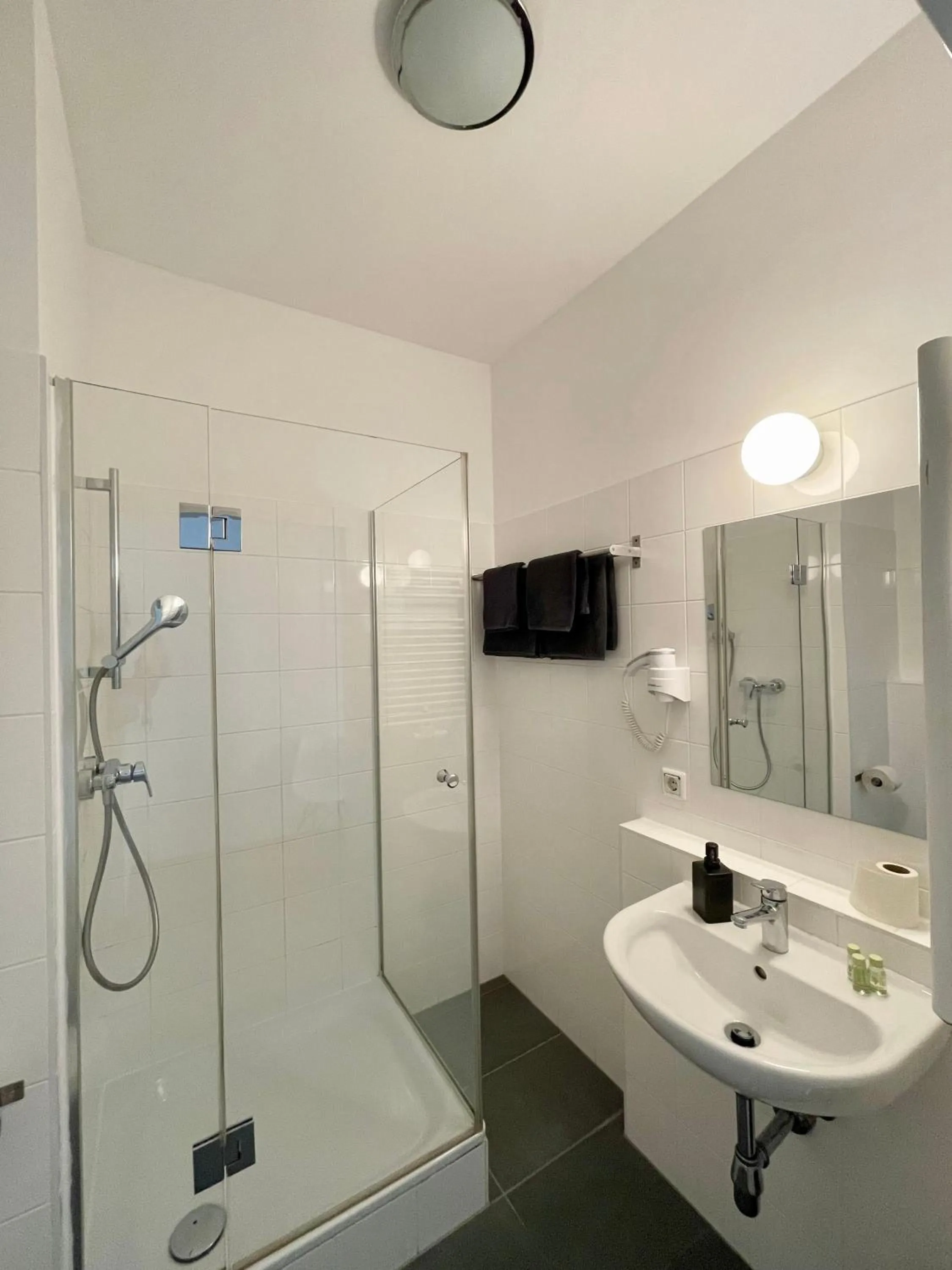 Shower in Dan In'n Out