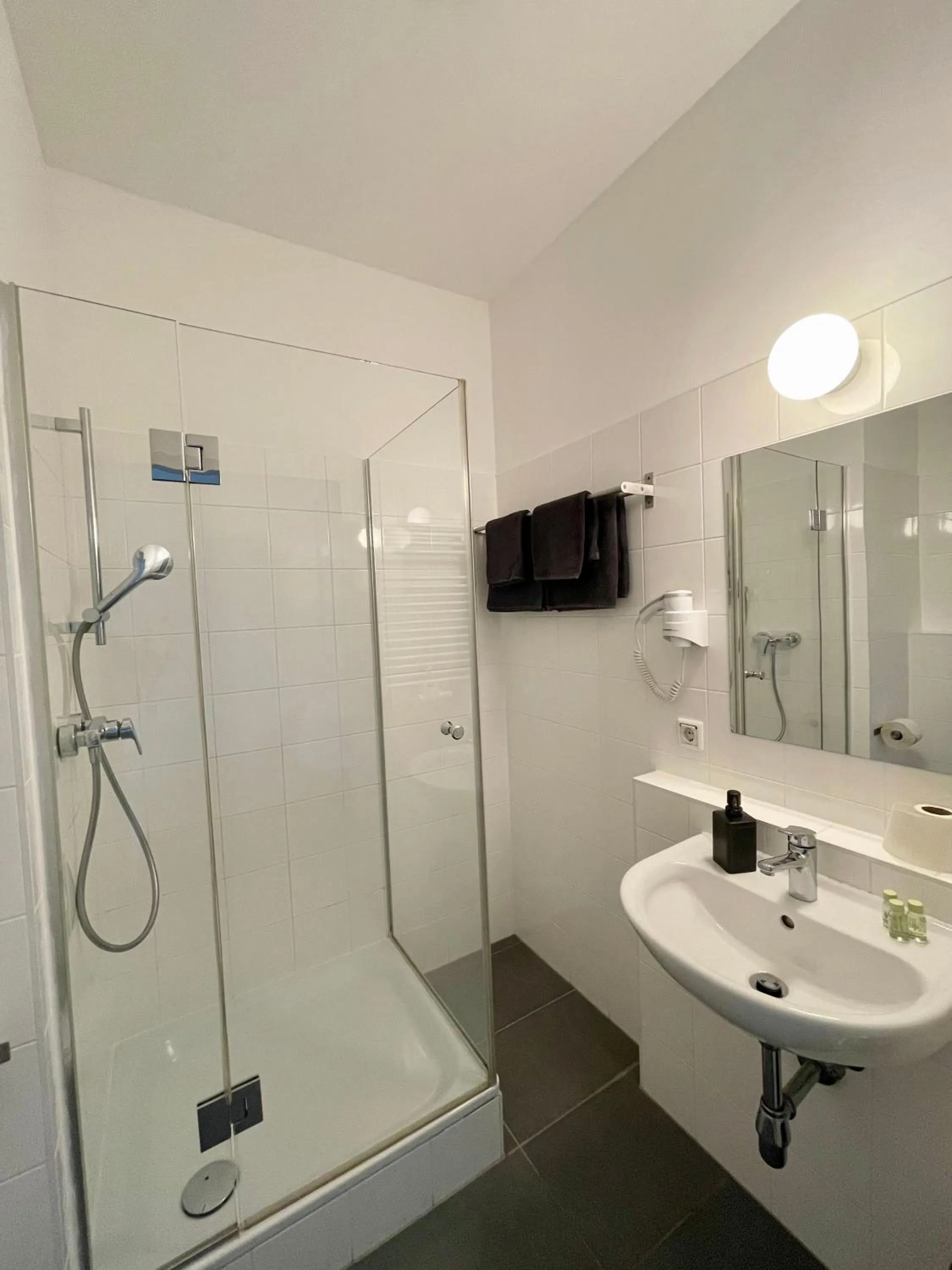 Shower in Dan In'n Out