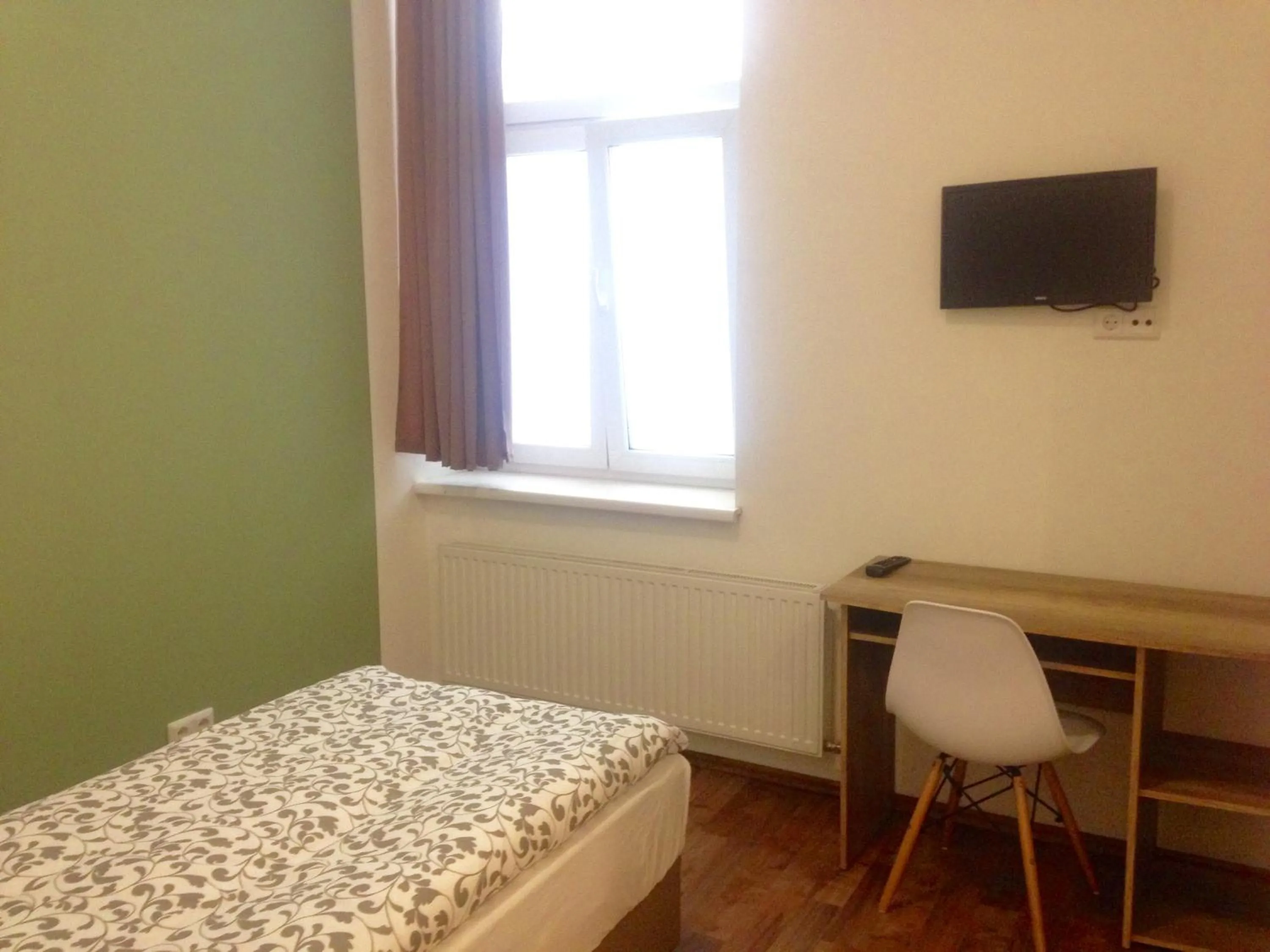 Seating area, Bed in Dan In'n Out