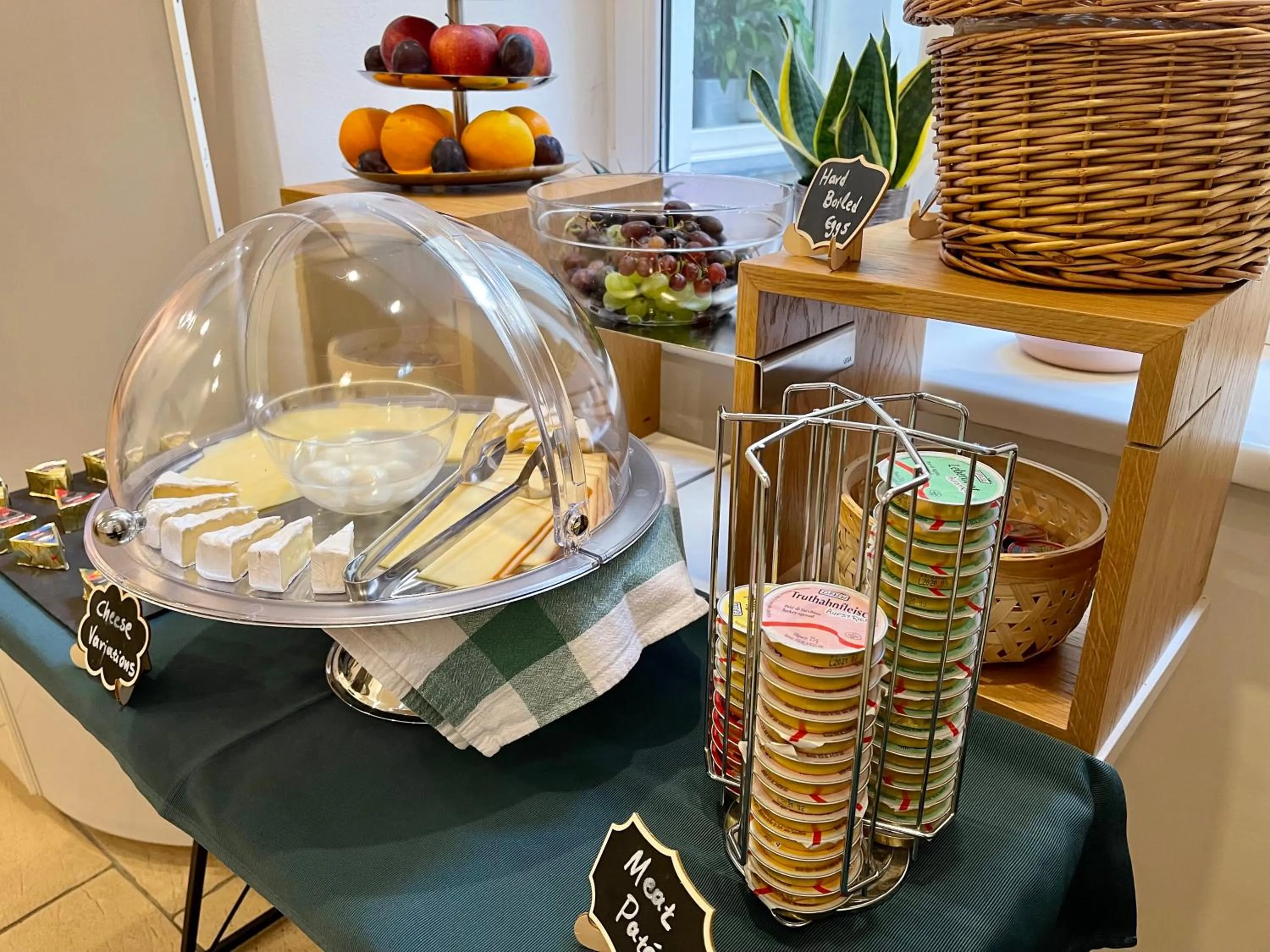 Buffet breakfast in Dan In'n Out