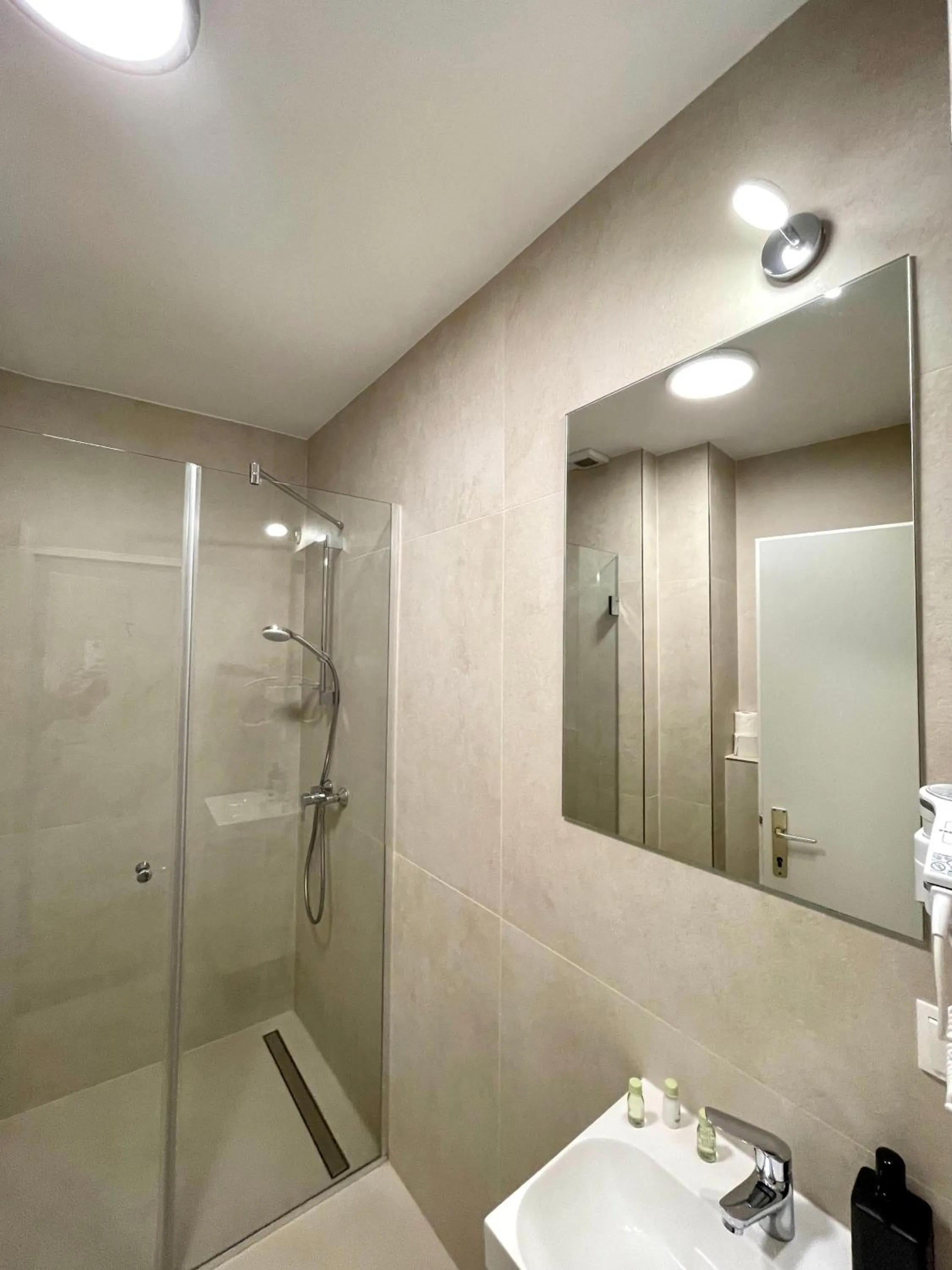 Shower in Dan In'n Out