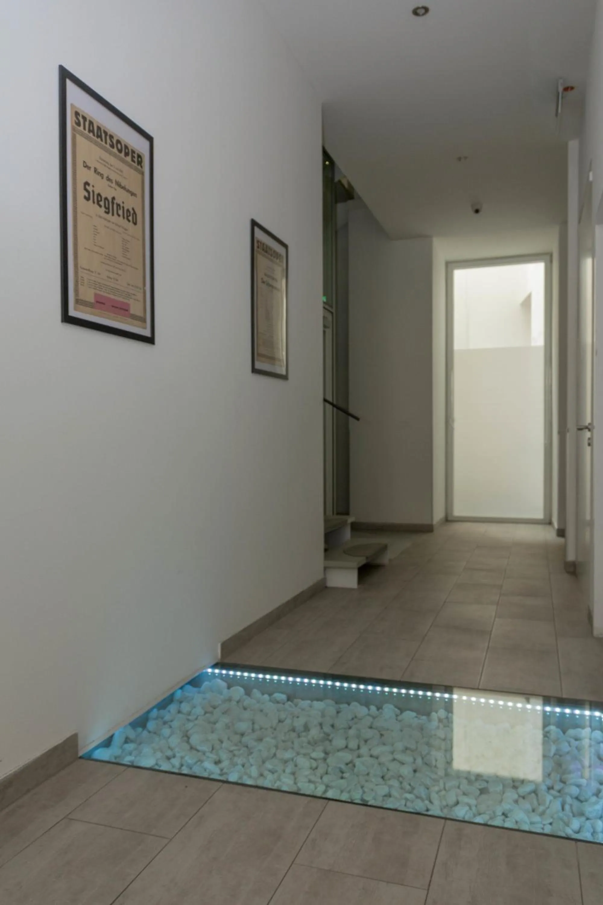 Facade/entrance in Dan In'n Out