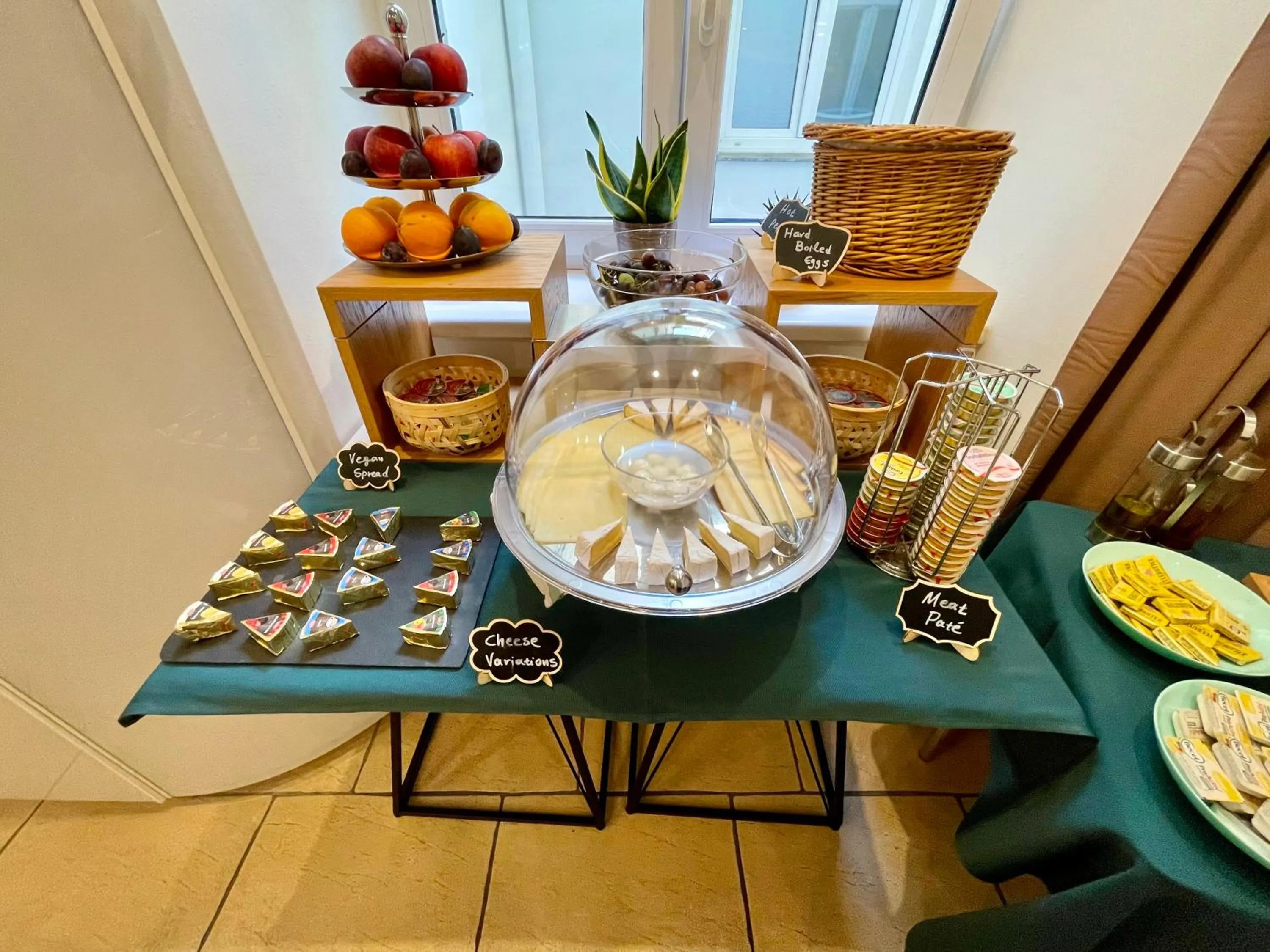 Buffet breakfast in Dan In'n Out