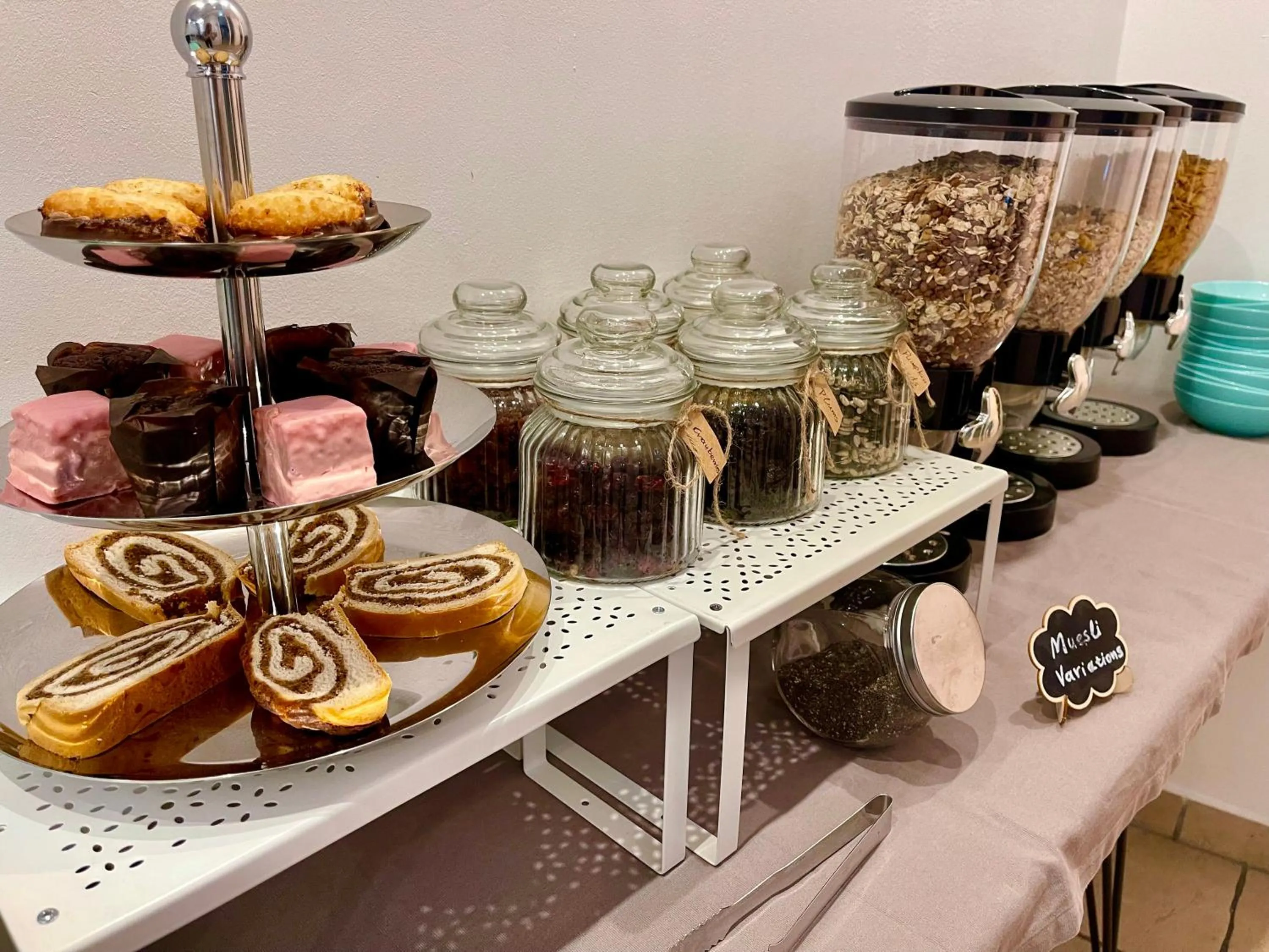 Buffet breakfast in Dan In'n Out