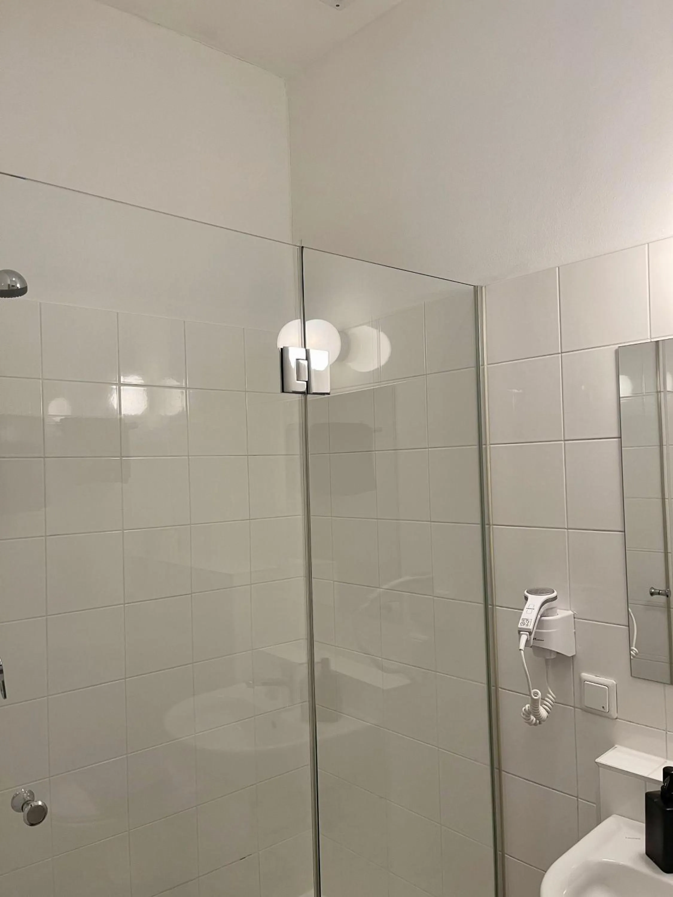 Shower in Dan In'n Out