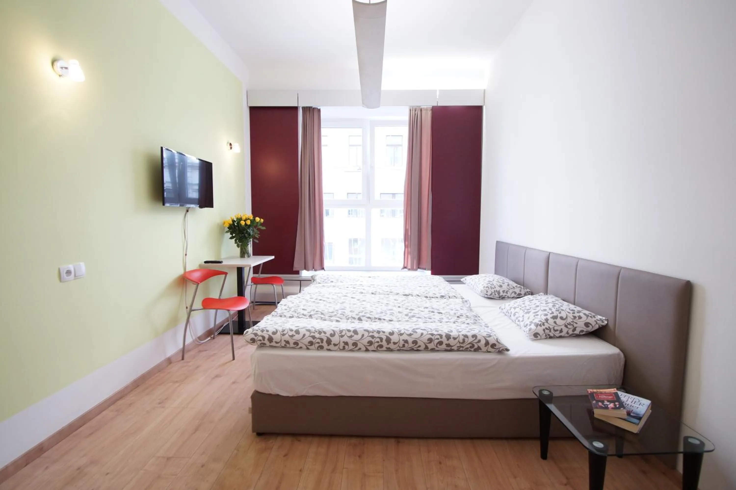 Bedroom, Bed in Dan In'n Out