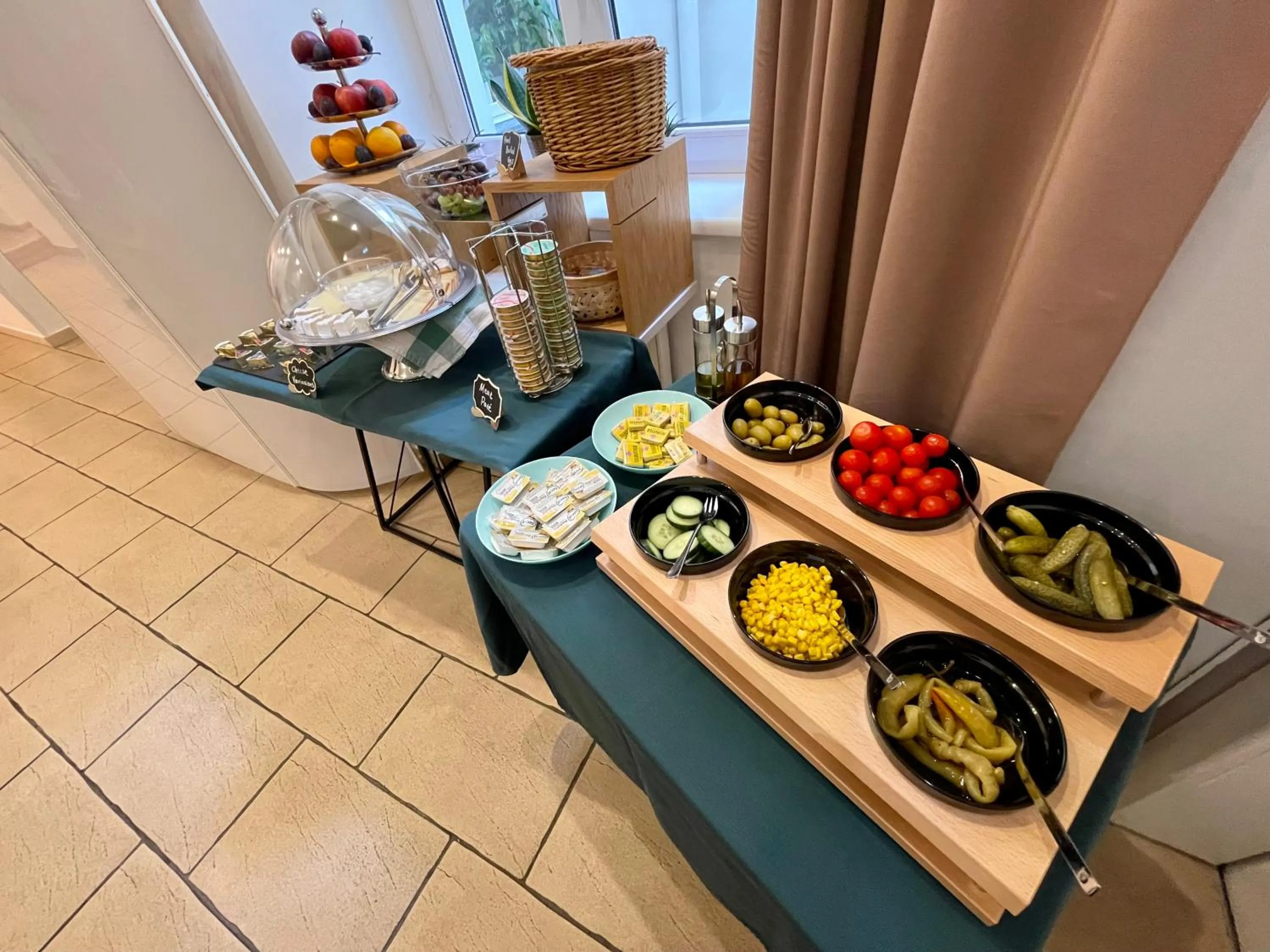 Buffet breakfast in Dan In'n Out