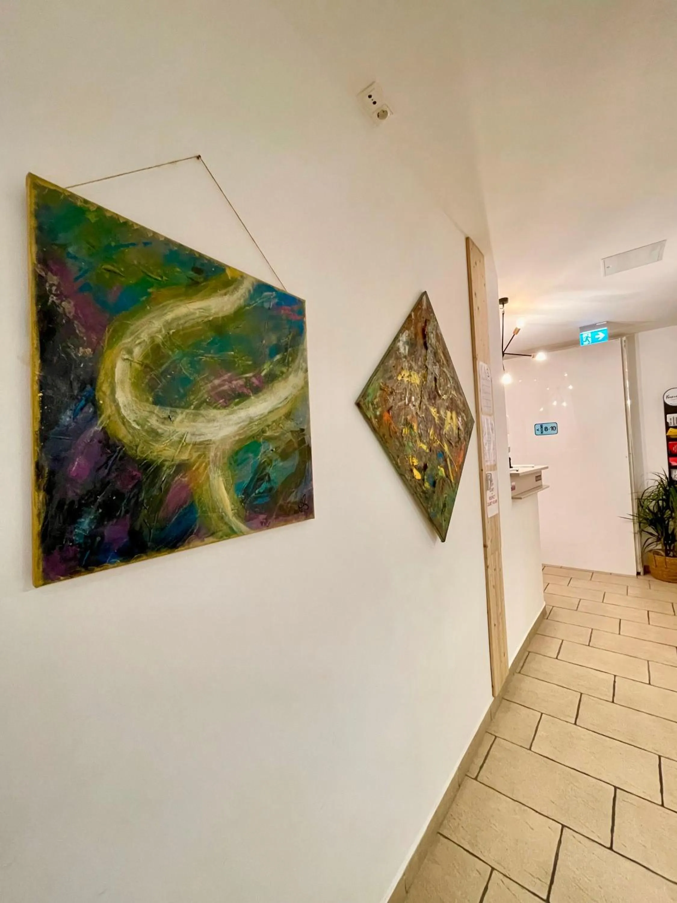 Text overlay in Dan In'n Out