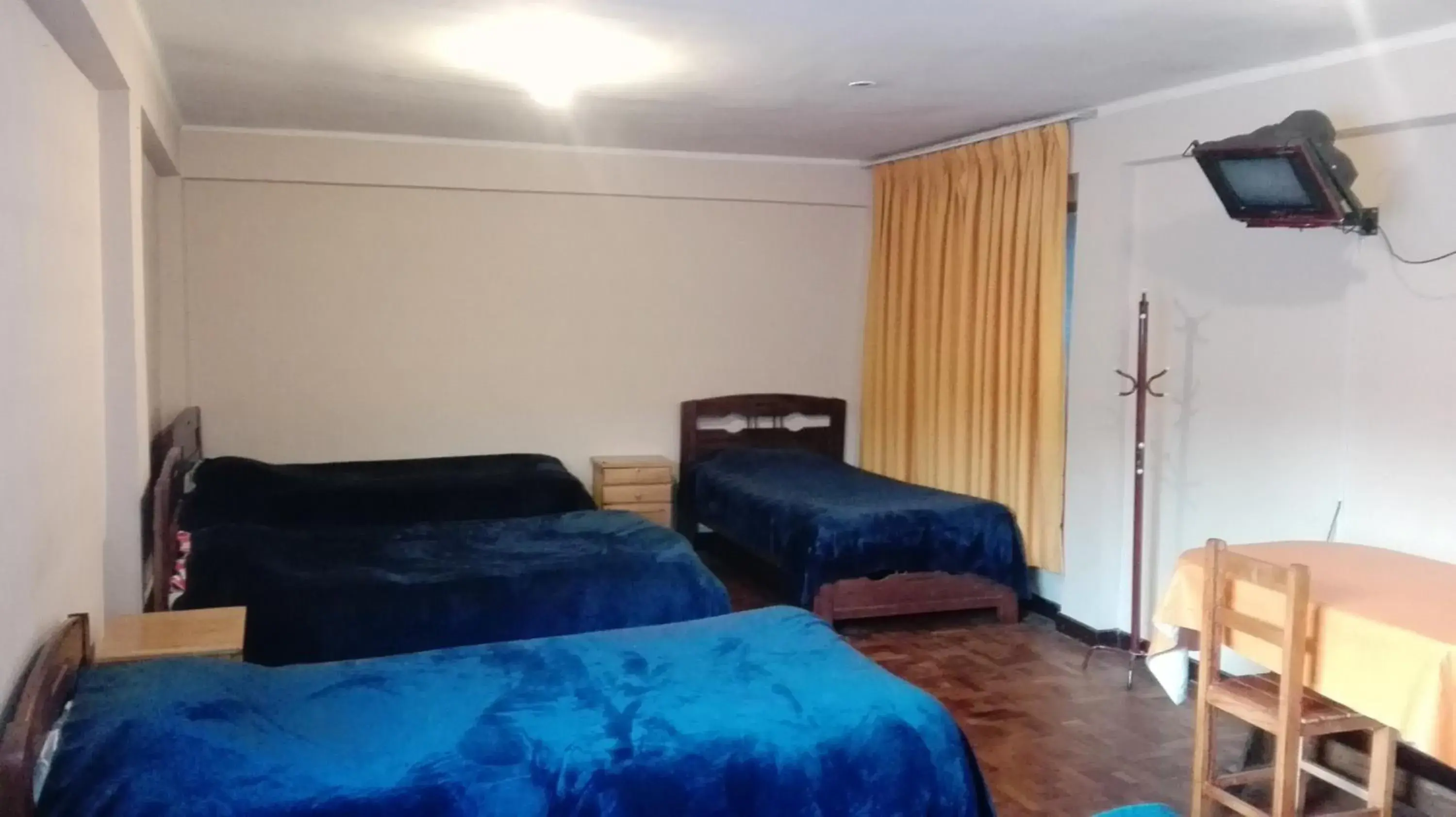 Triple Room with Shared Bathroom in Hostal Isidoros - Terminal de Buses Triple Room with Shared Bathroom in Hostal Isidoros - Terminal de Buses