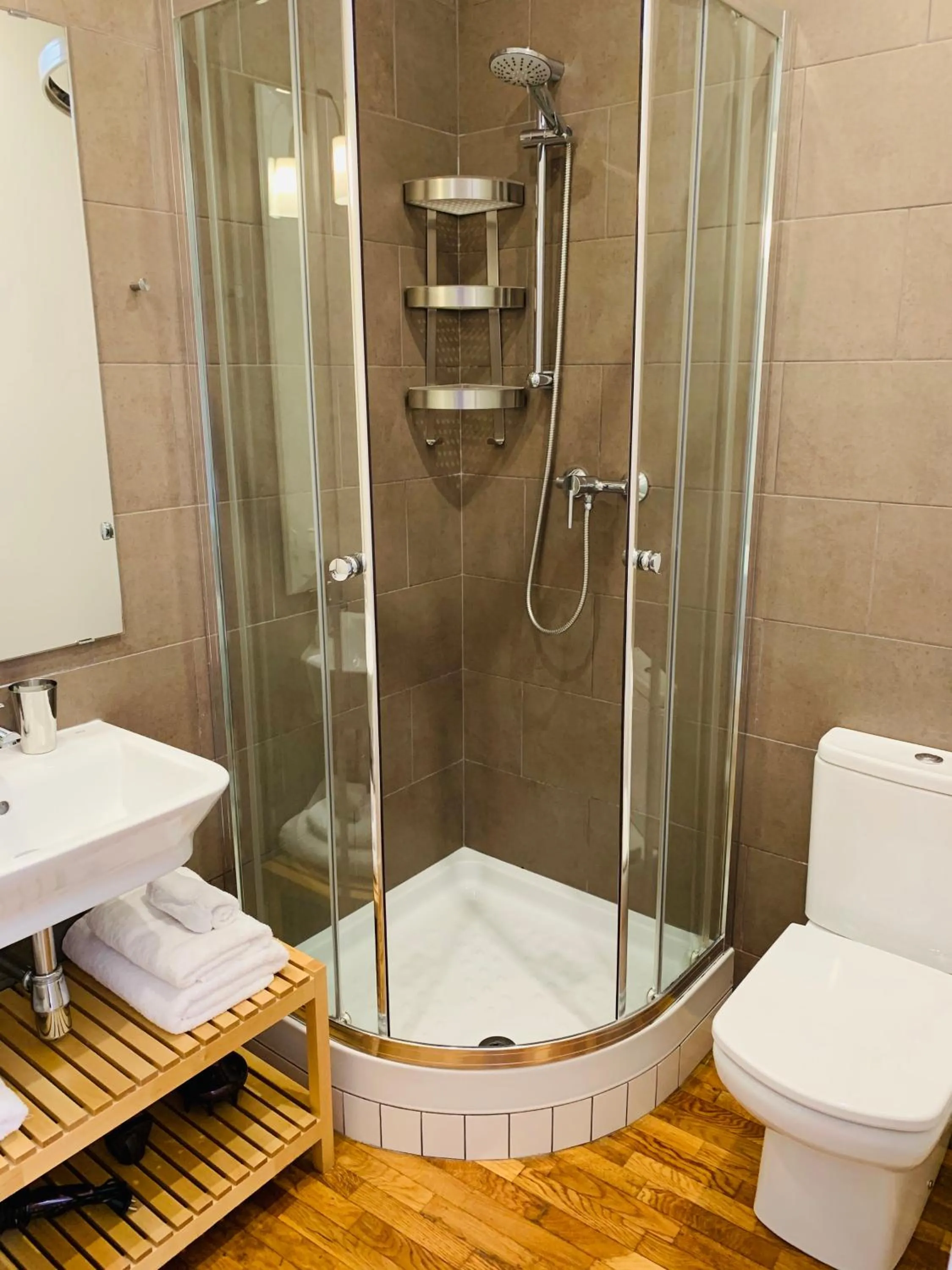 Shower in Super Balmes Guest House