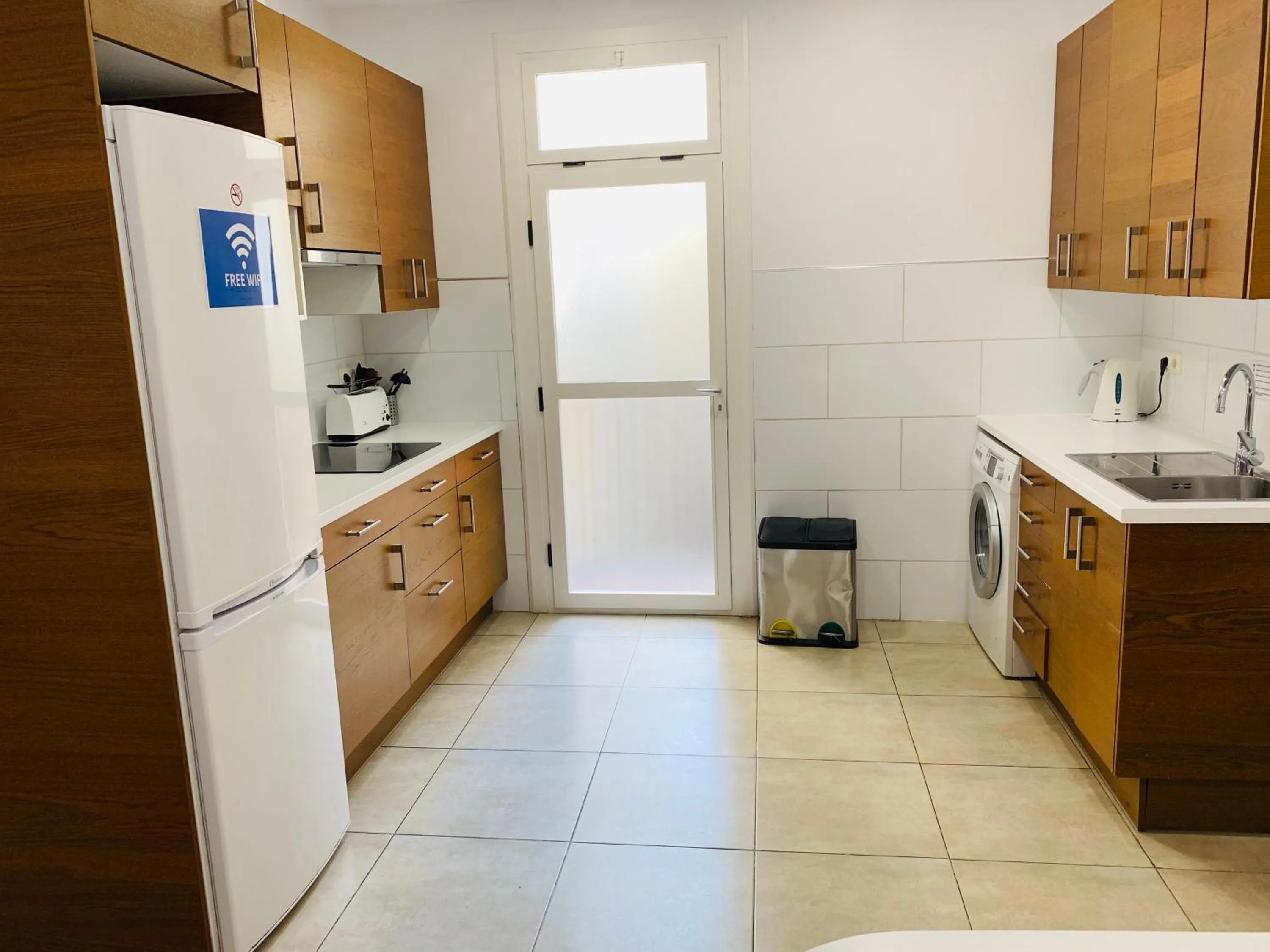 Communal kitchen in Super Balmes Guest House