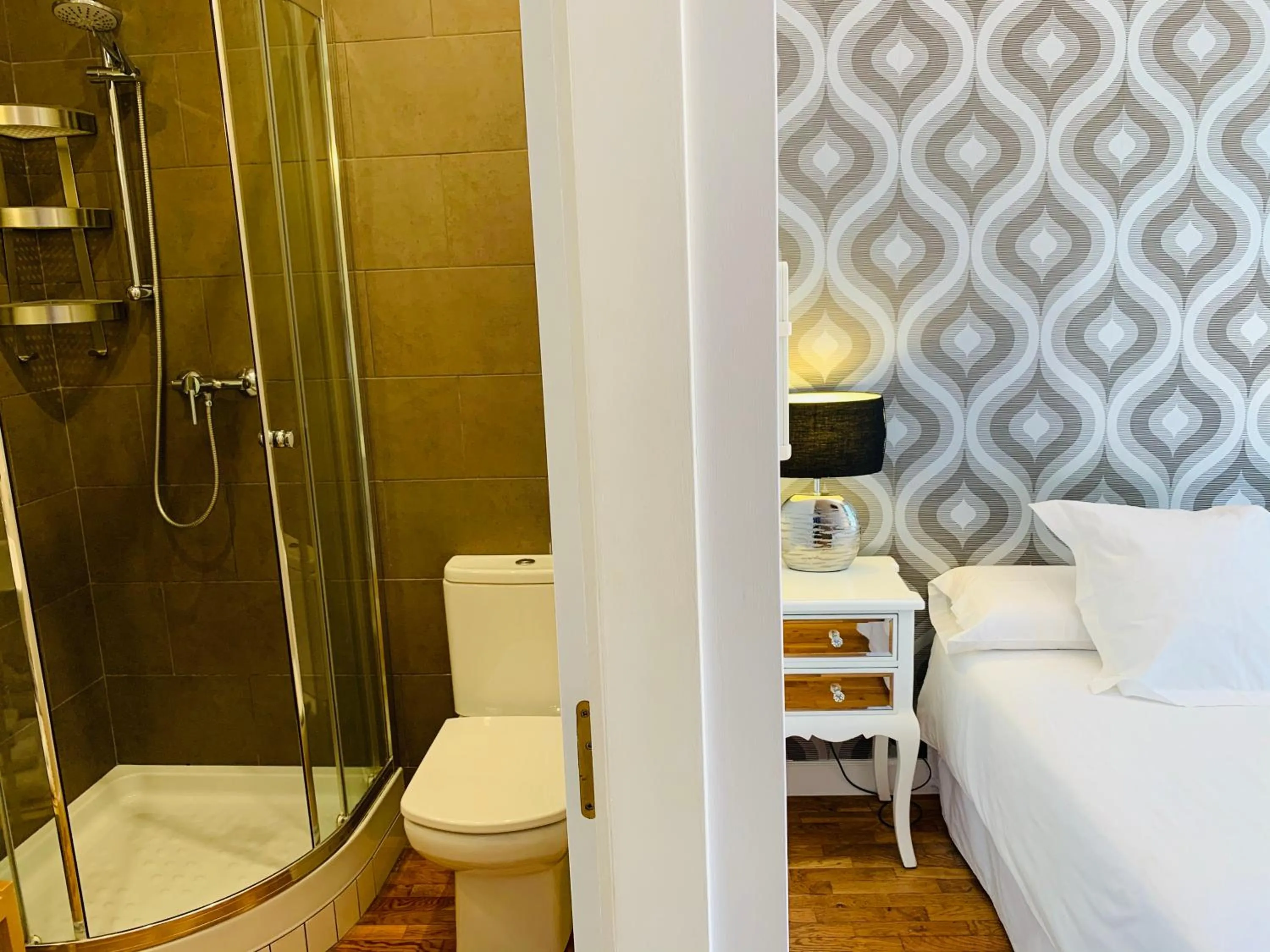 Bathroom, Bed in Super Balmes Guest House