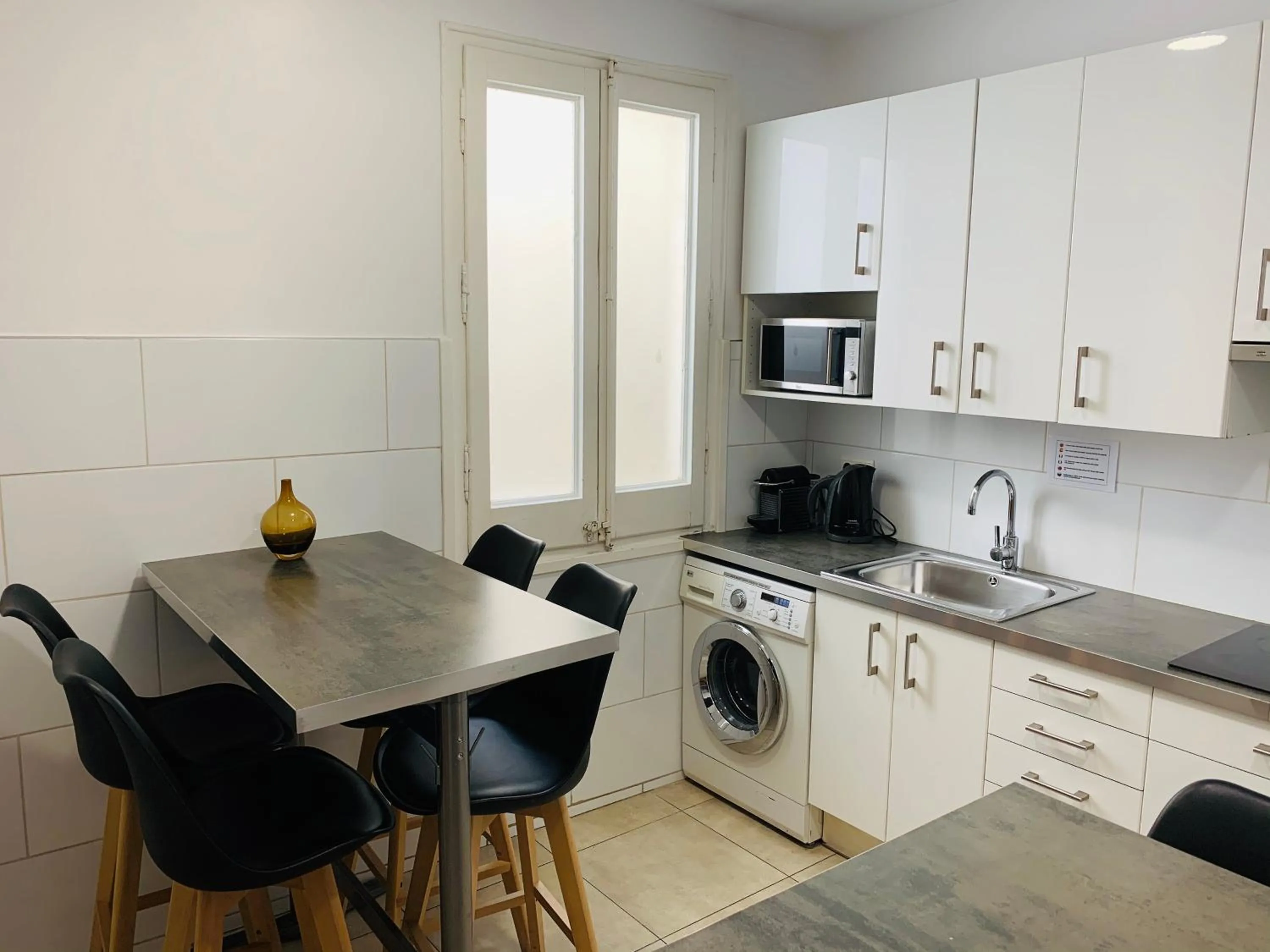 Dining area in Super Balmes Guest House