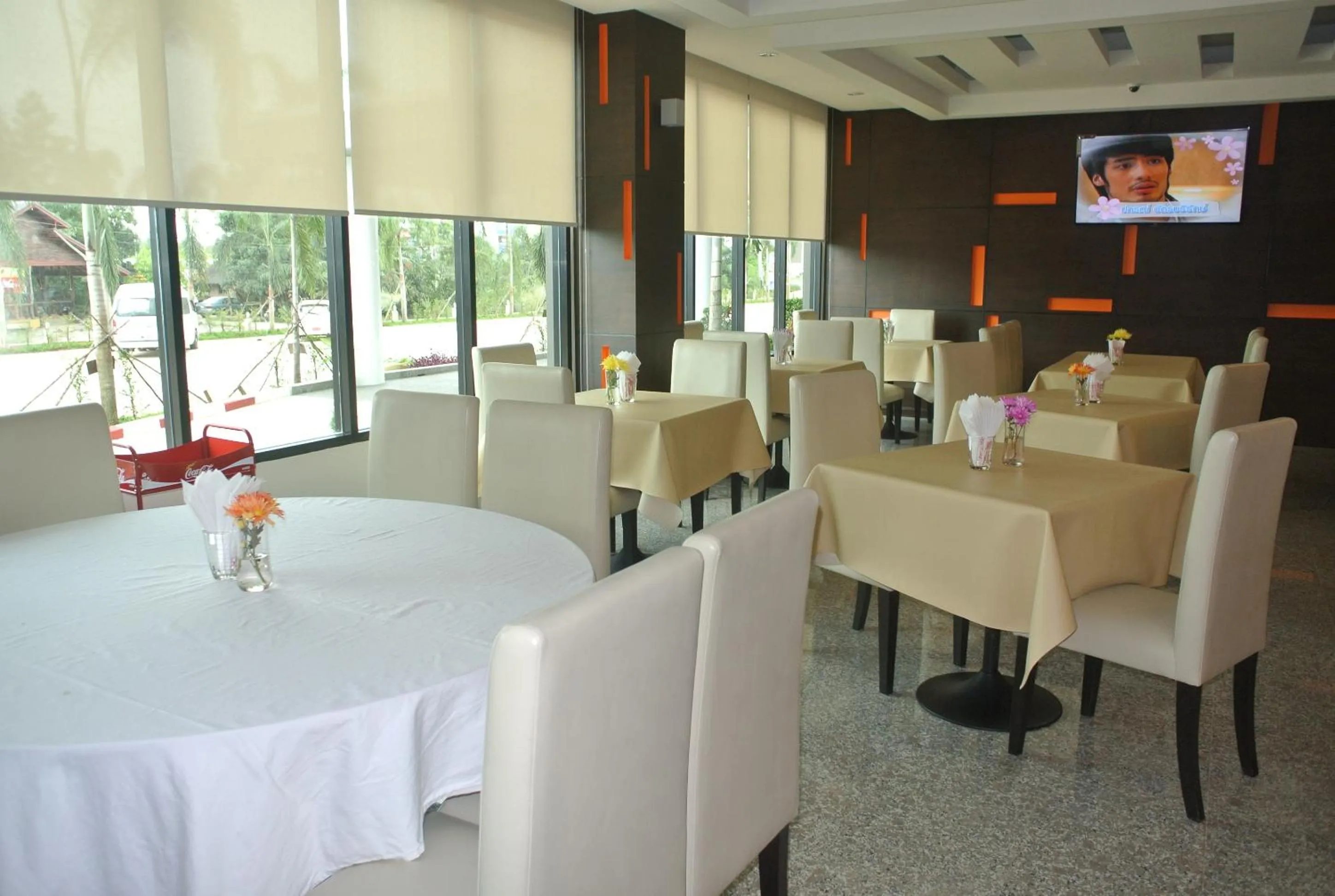 Restaurant/places to eat in S Tara Grand