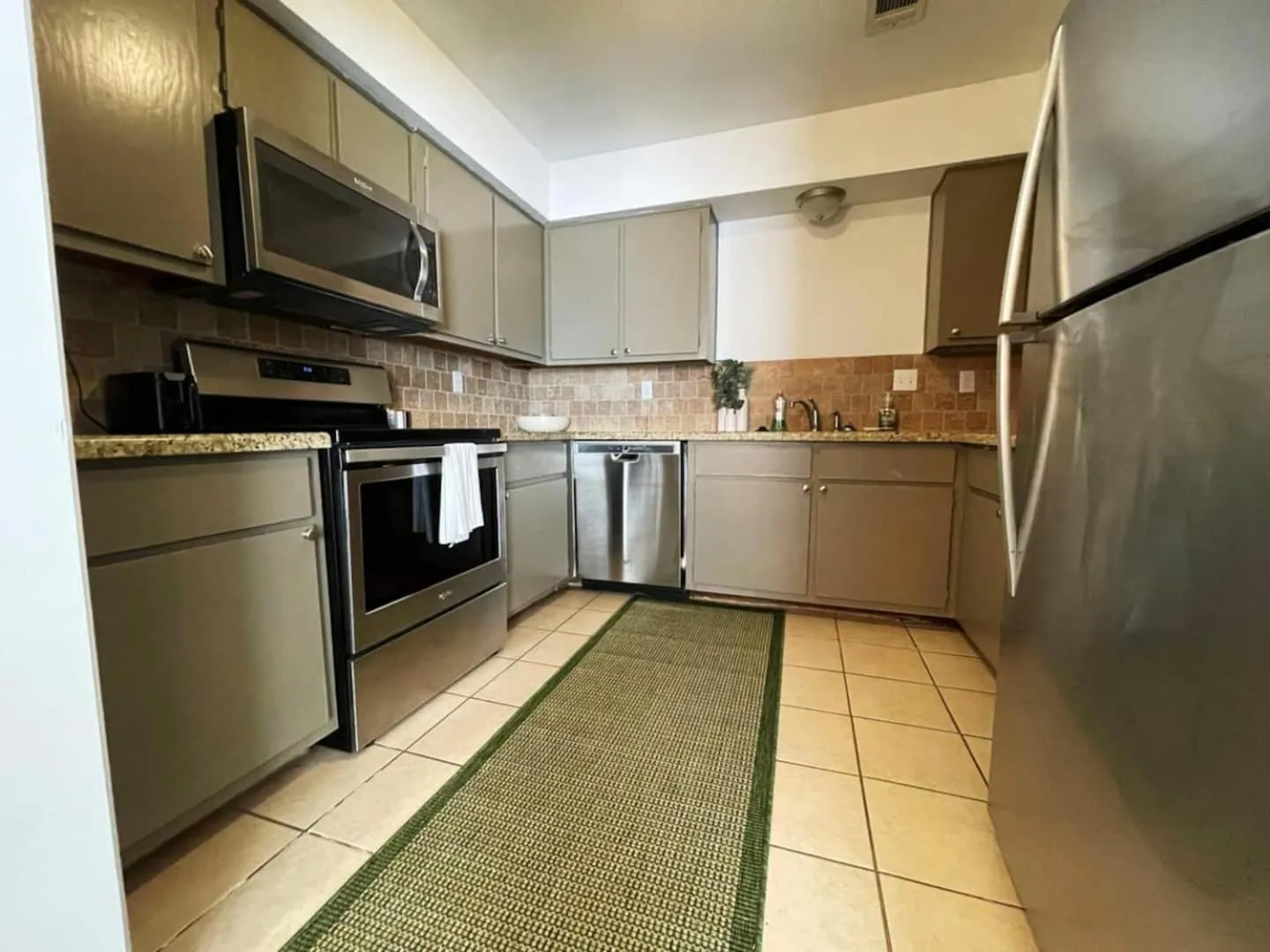 Full Kitchen, Beautiful & Brilliant Apt B