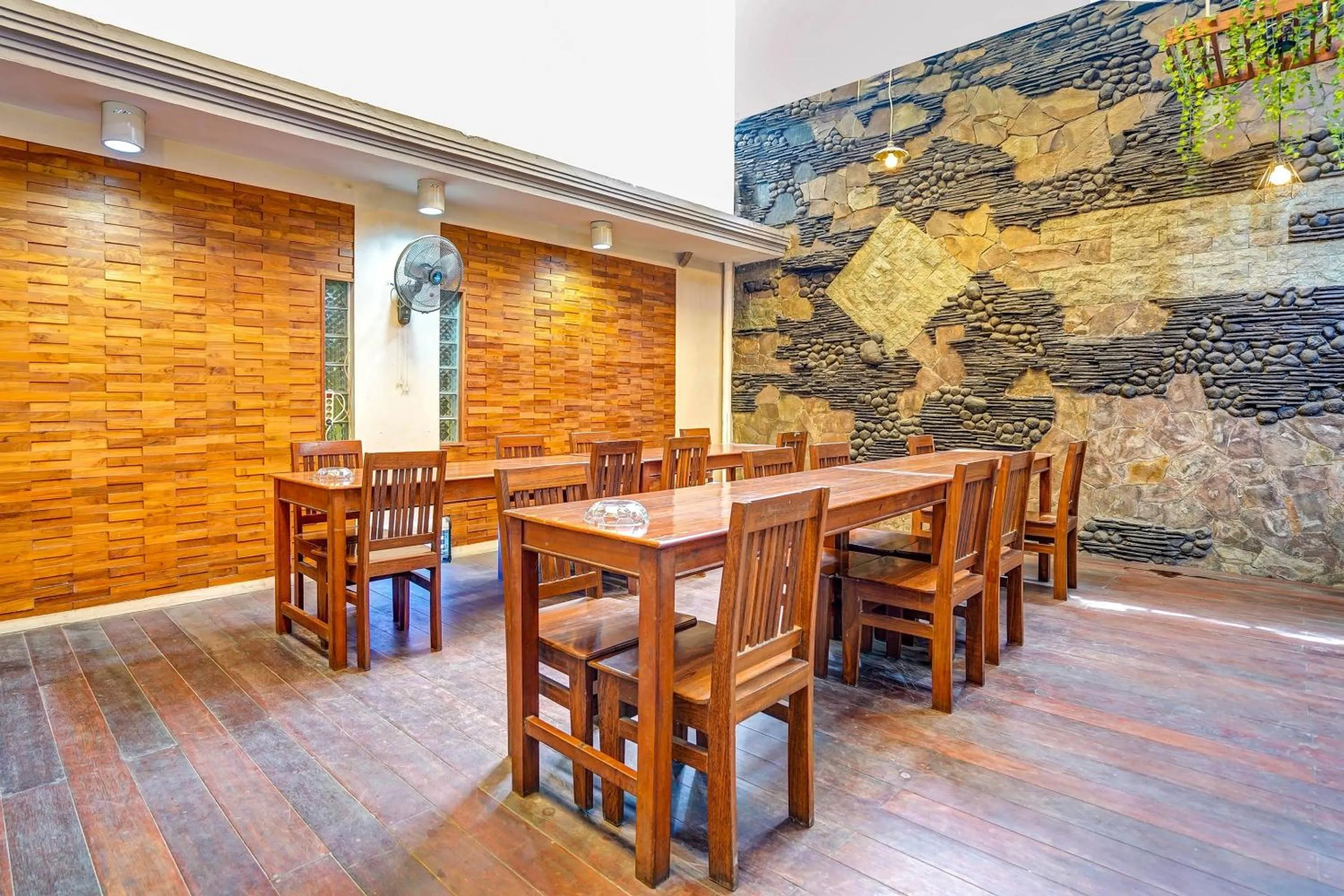 Restaurant/places to eat in Capital O 90888 Bintang Diponggo Residence