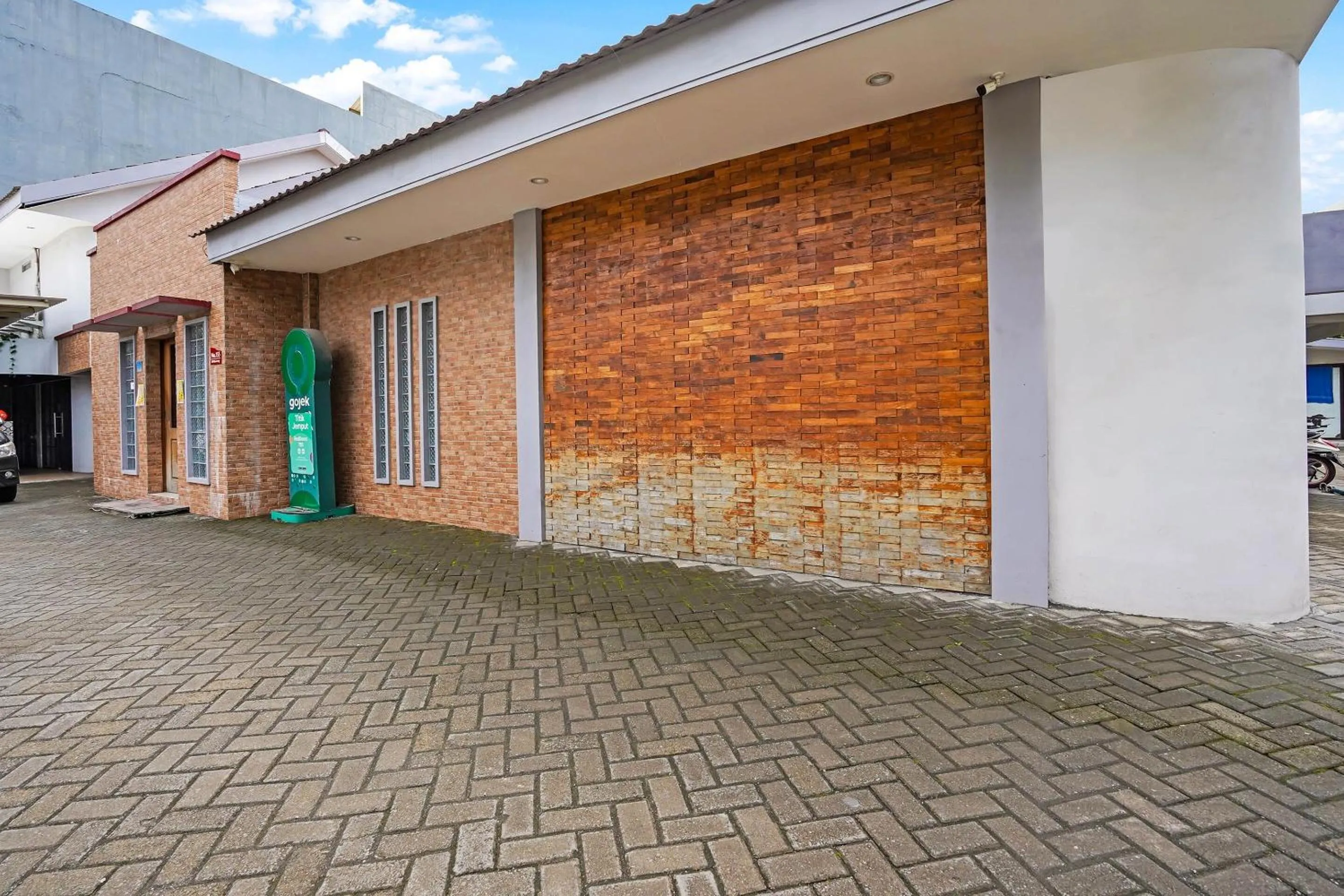 Facade/entrance in Capital O 90888 Bintang Diponggo Residence