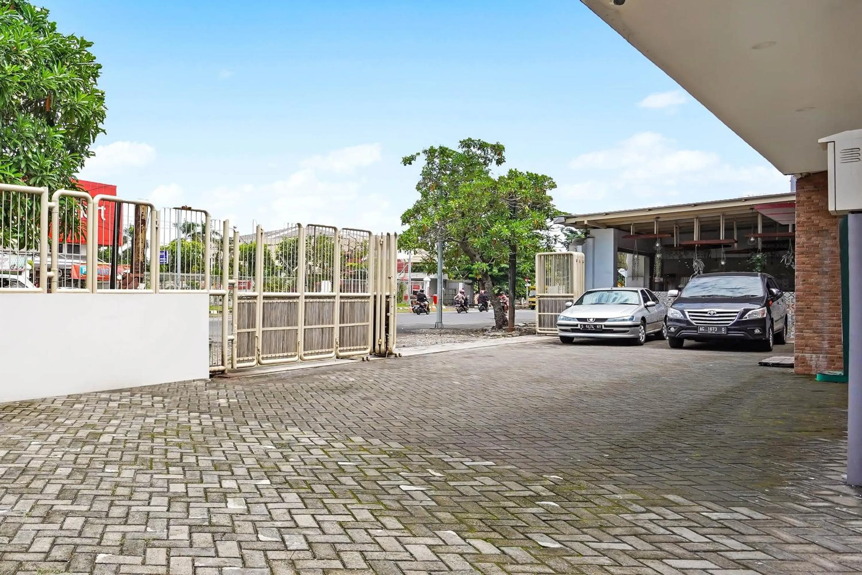 Facade/entrance in Capital O 90888 Bintang Diponggo Residence