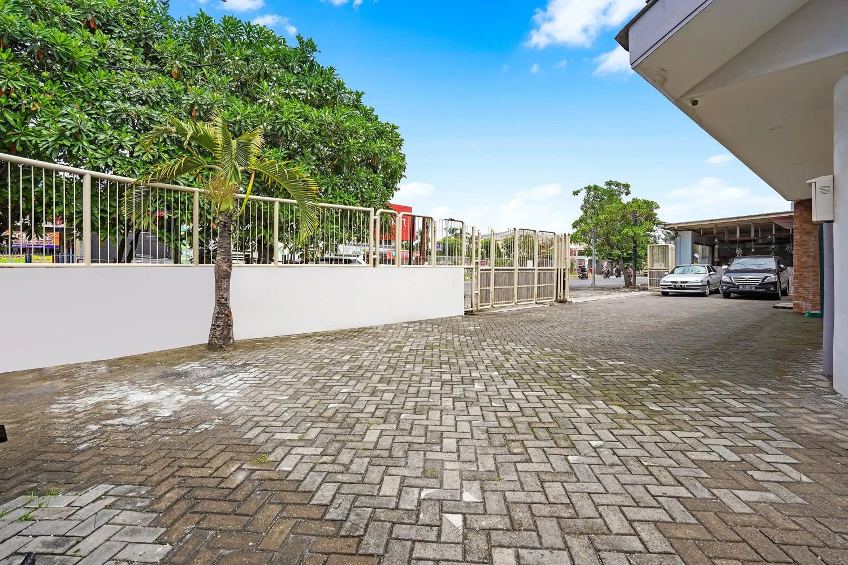 Facade/entrance in Capital O 90888 Bintang Diponggo Residence