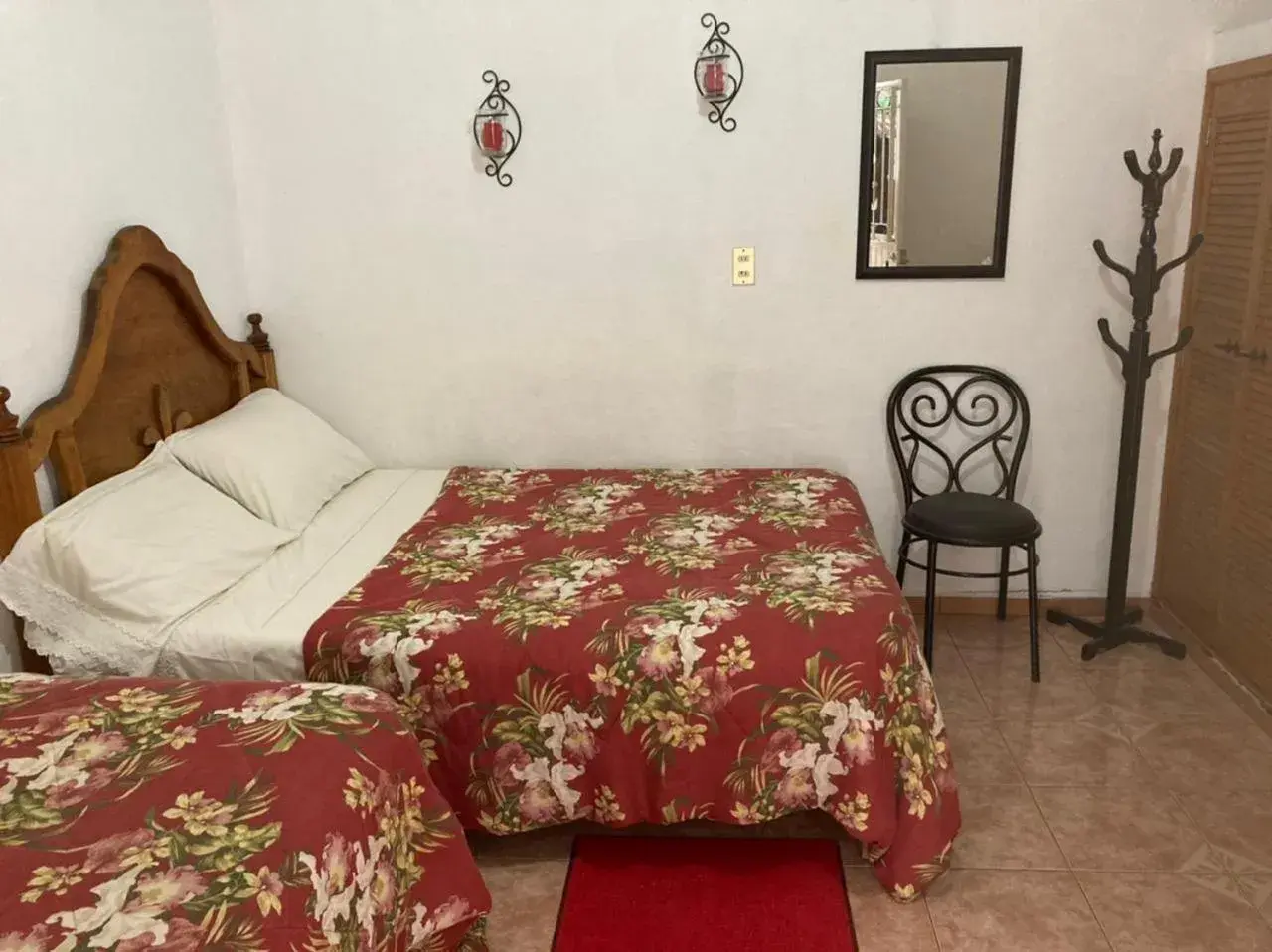 Basic Triple Room in Hostal Casa Blanca Basic Triple Room in Hostal Casa Blanca