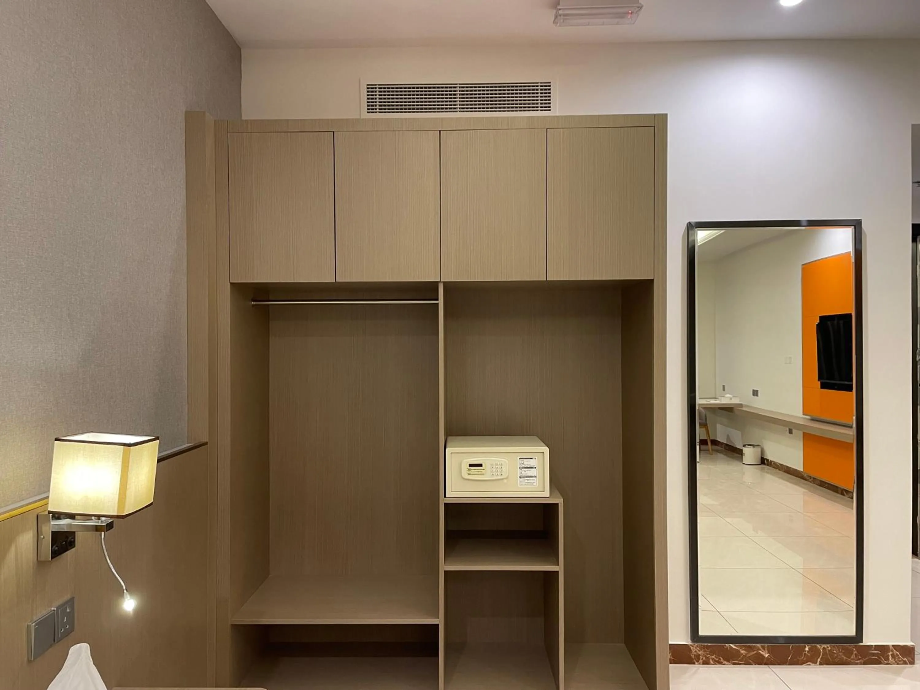 wardrobe in Season Inn Hotel_Al Hail
