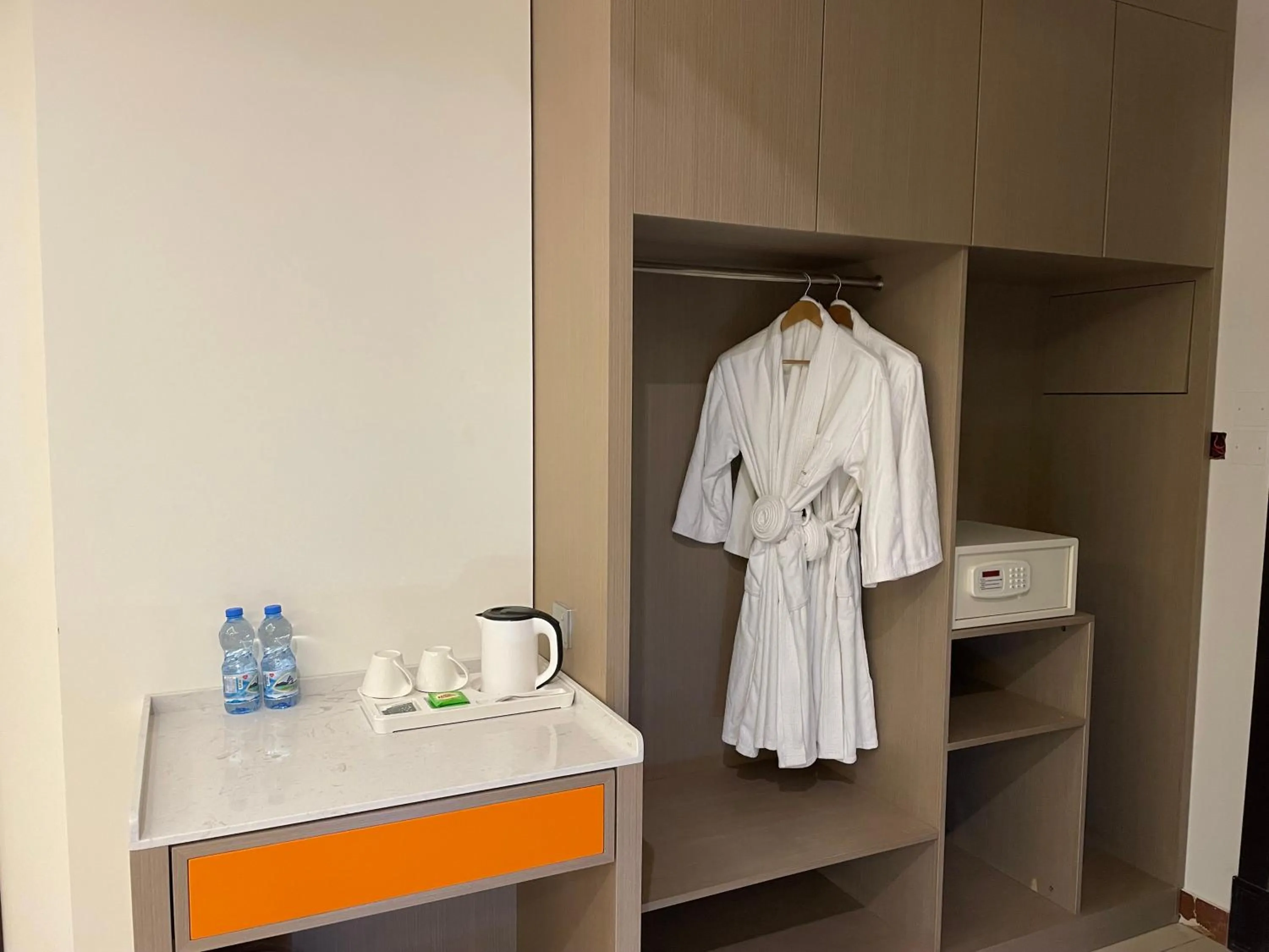 Coffee/tea facilities in Season Inn Hotel_Al Hail