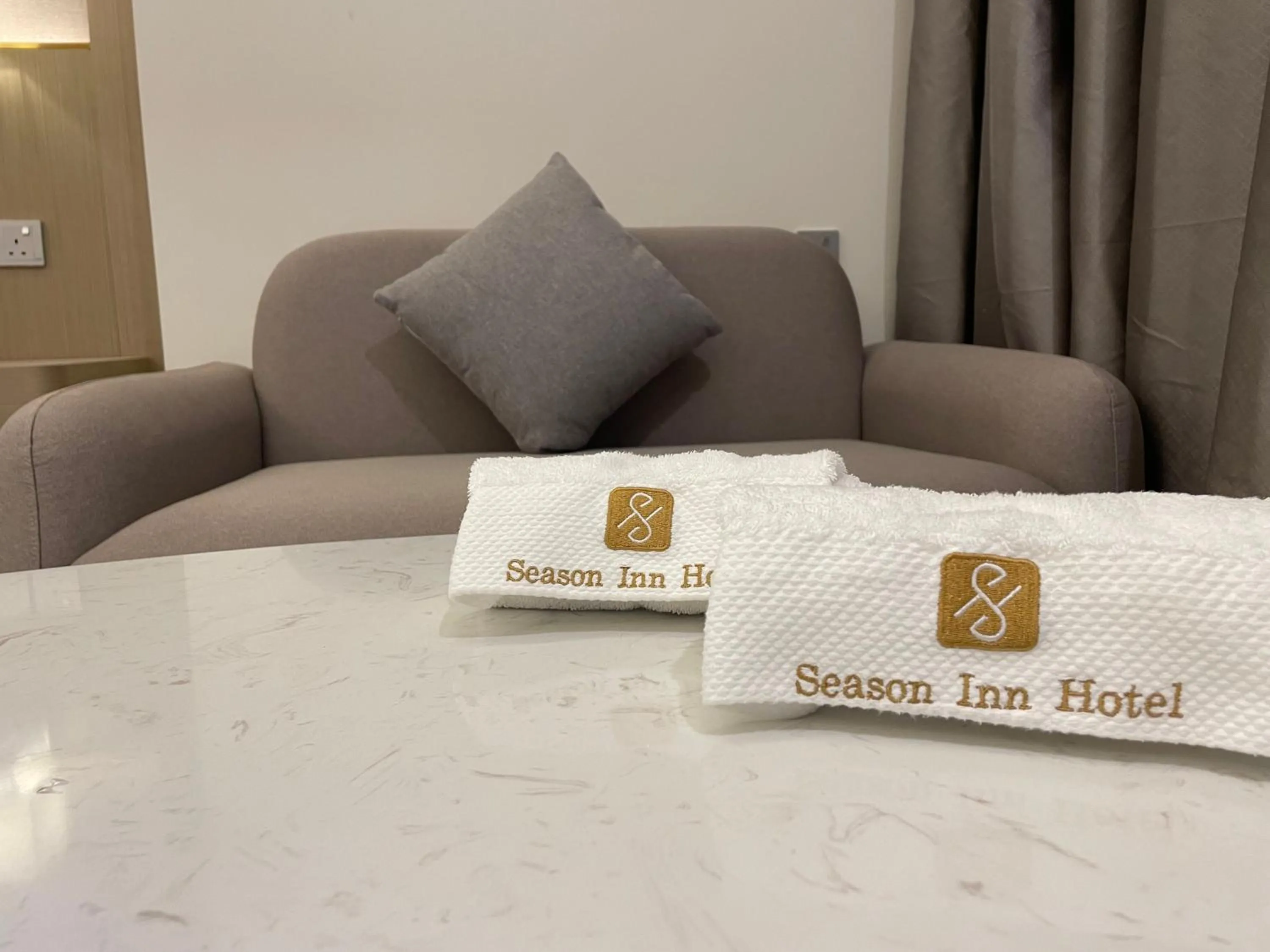 Living room, Bed in Season Inn Hotel_Al Hail