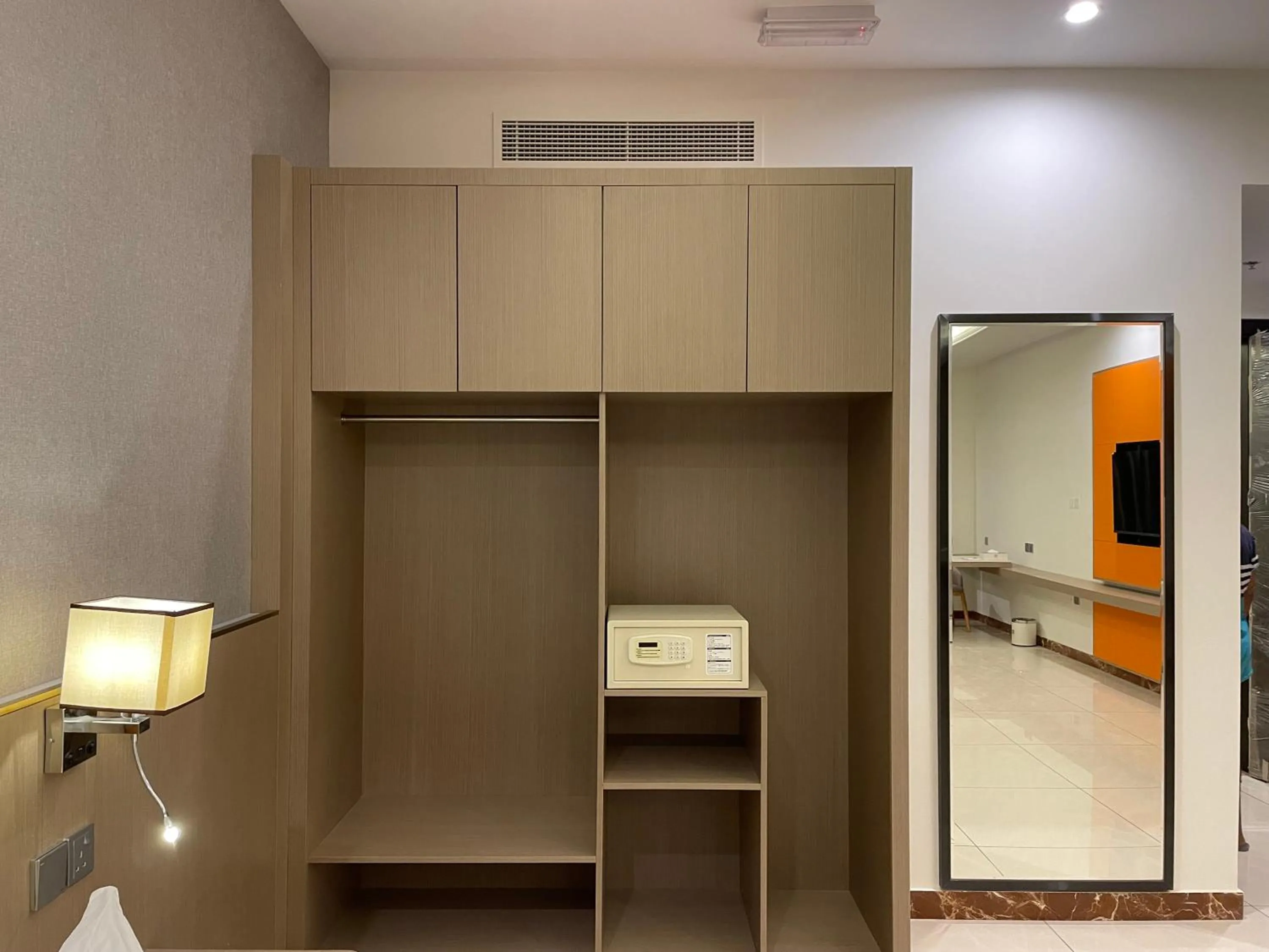 wardrobe in Season Inn Hotel_Al Hail