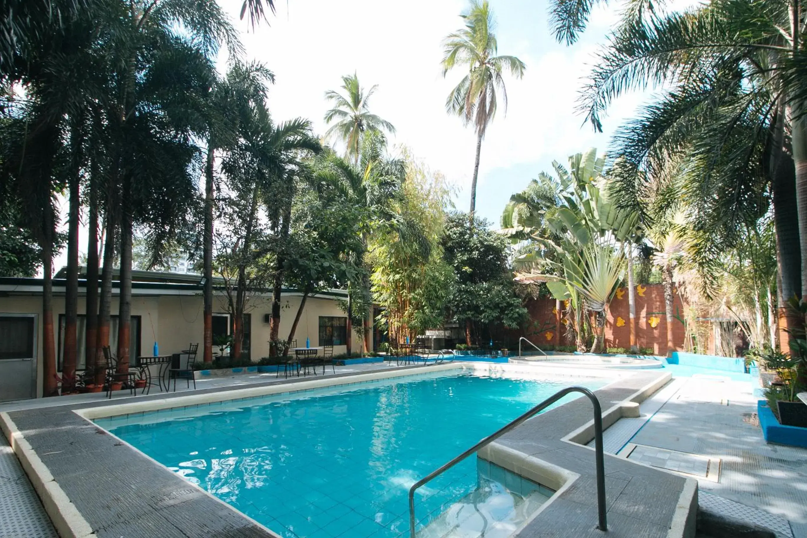 Property building in RedDoorz @ The V'Jour Hotel Angeles Property building in RedDoorz @ The V'Jour Hotel Angeles